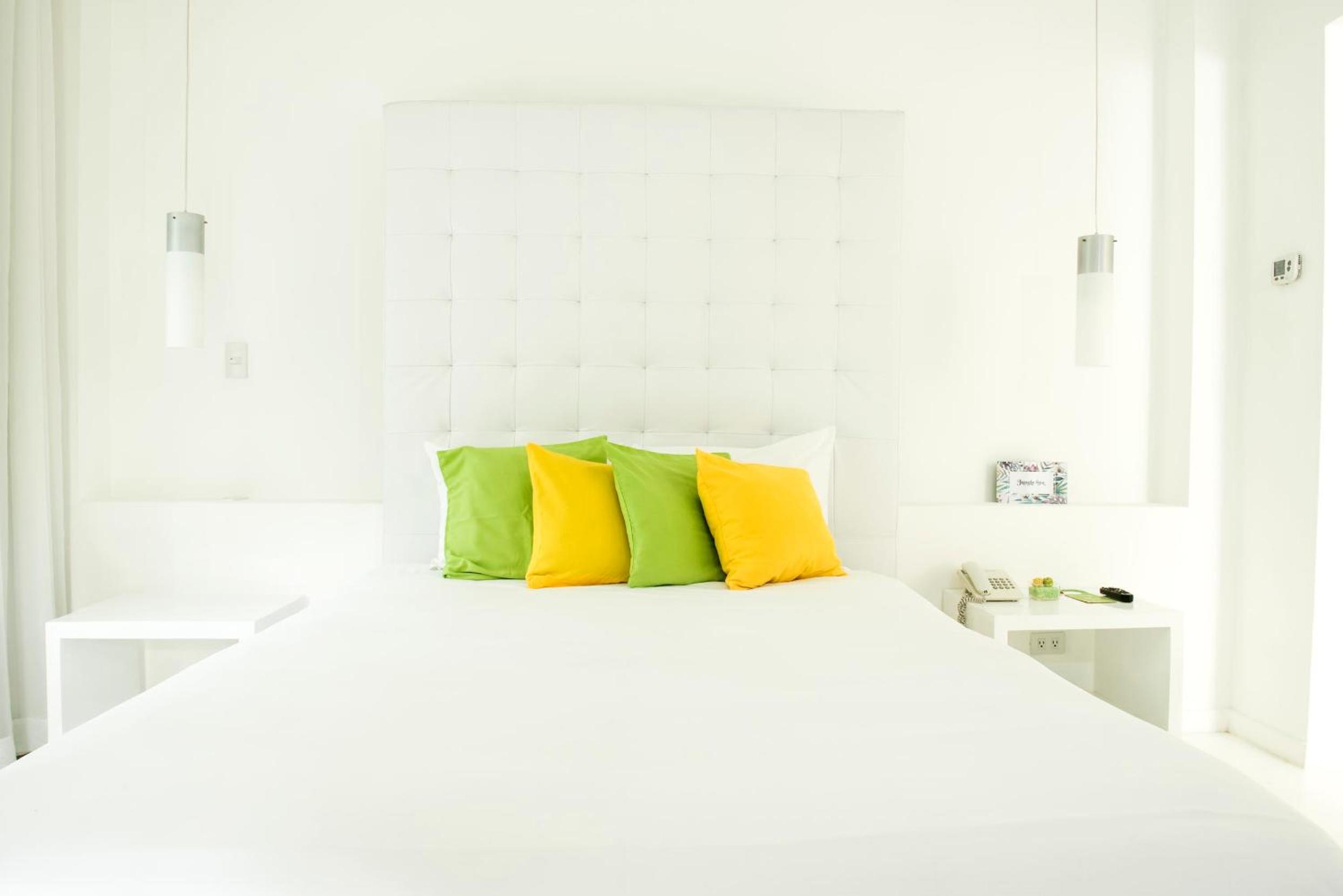 Deluxe Room King Bed - Photo 9
