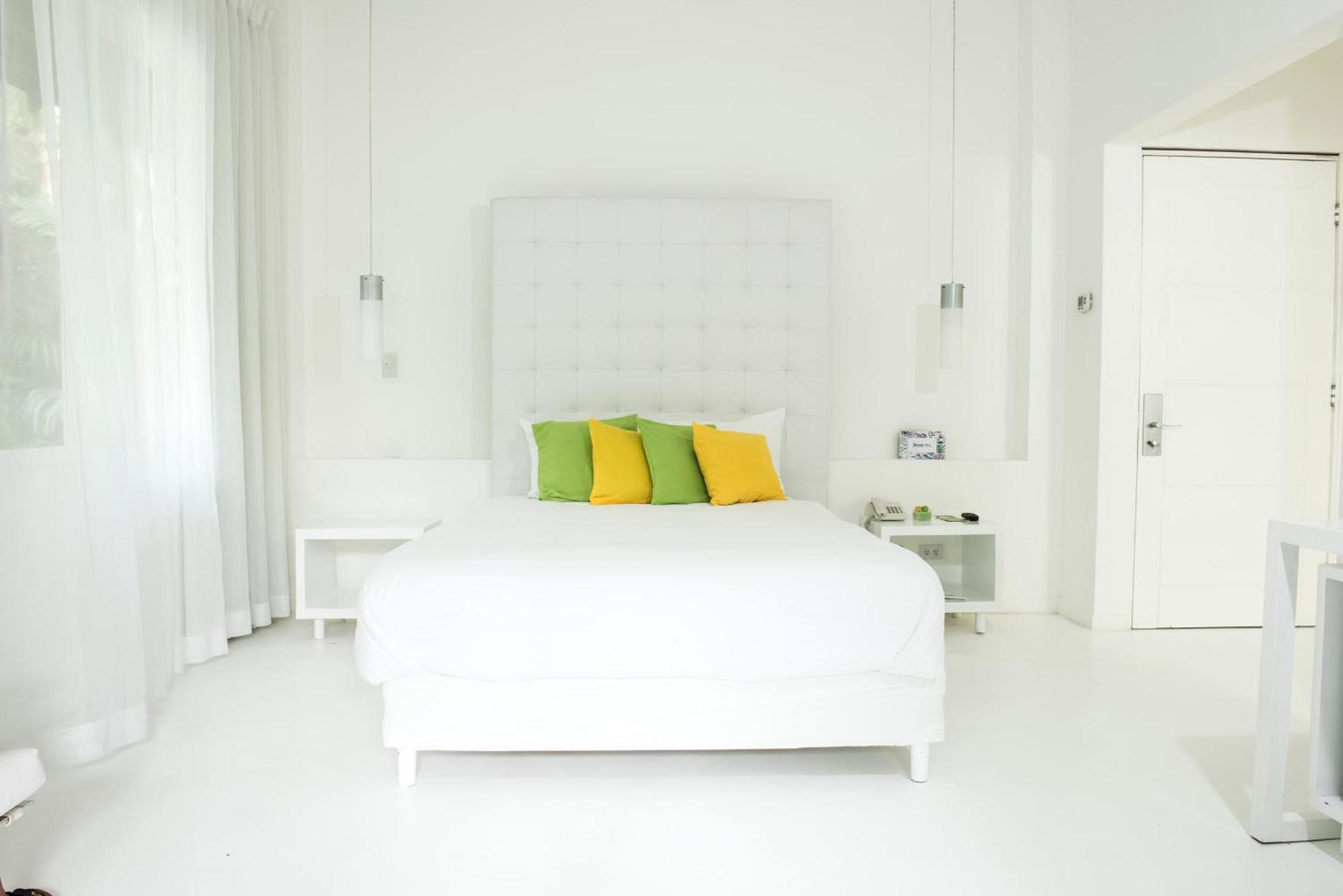 Deluxe Room King Bed - Photo 8