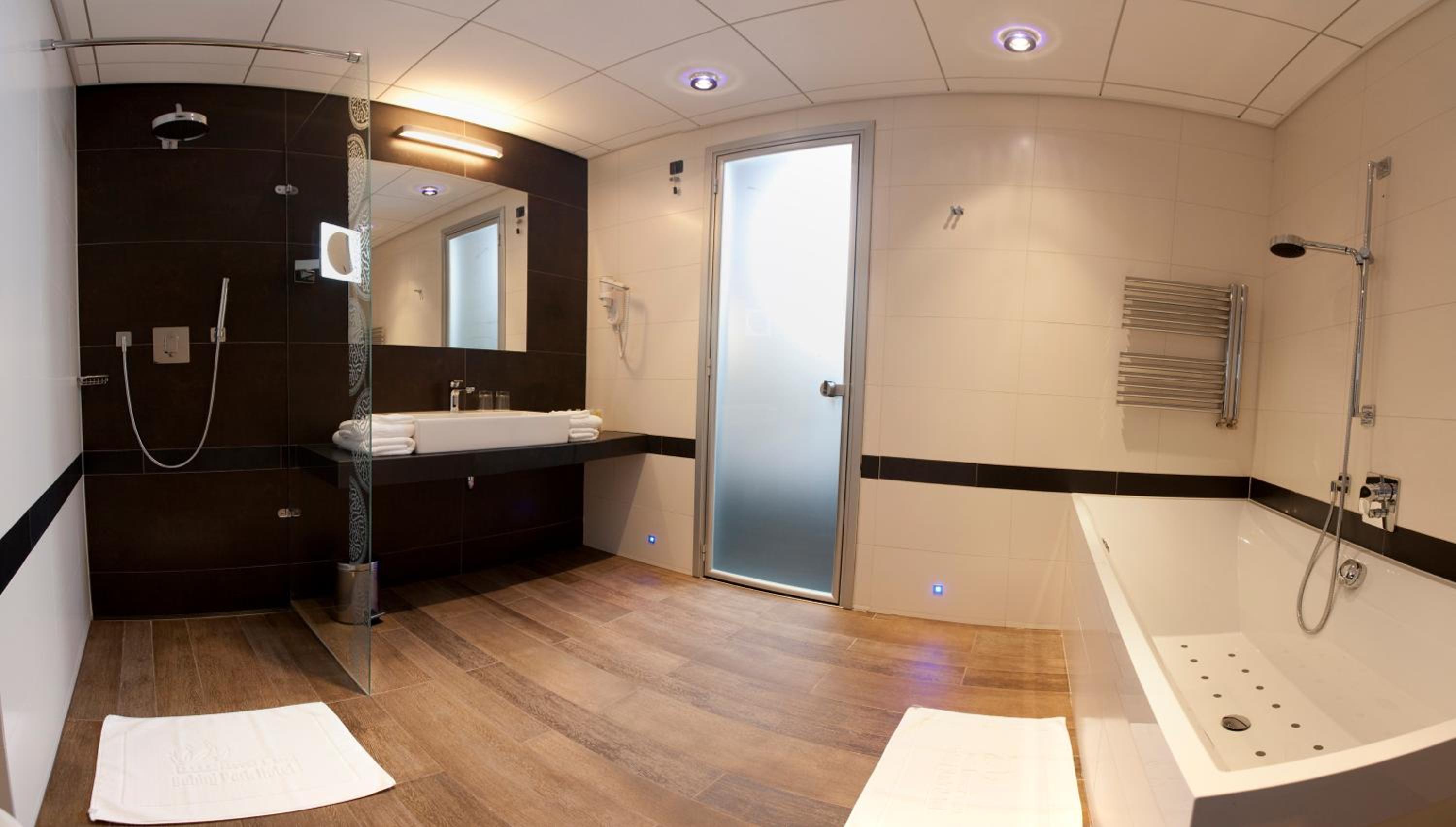 One-Bedroom Suite (2 Adults) with Aquapark Included - Photo 3