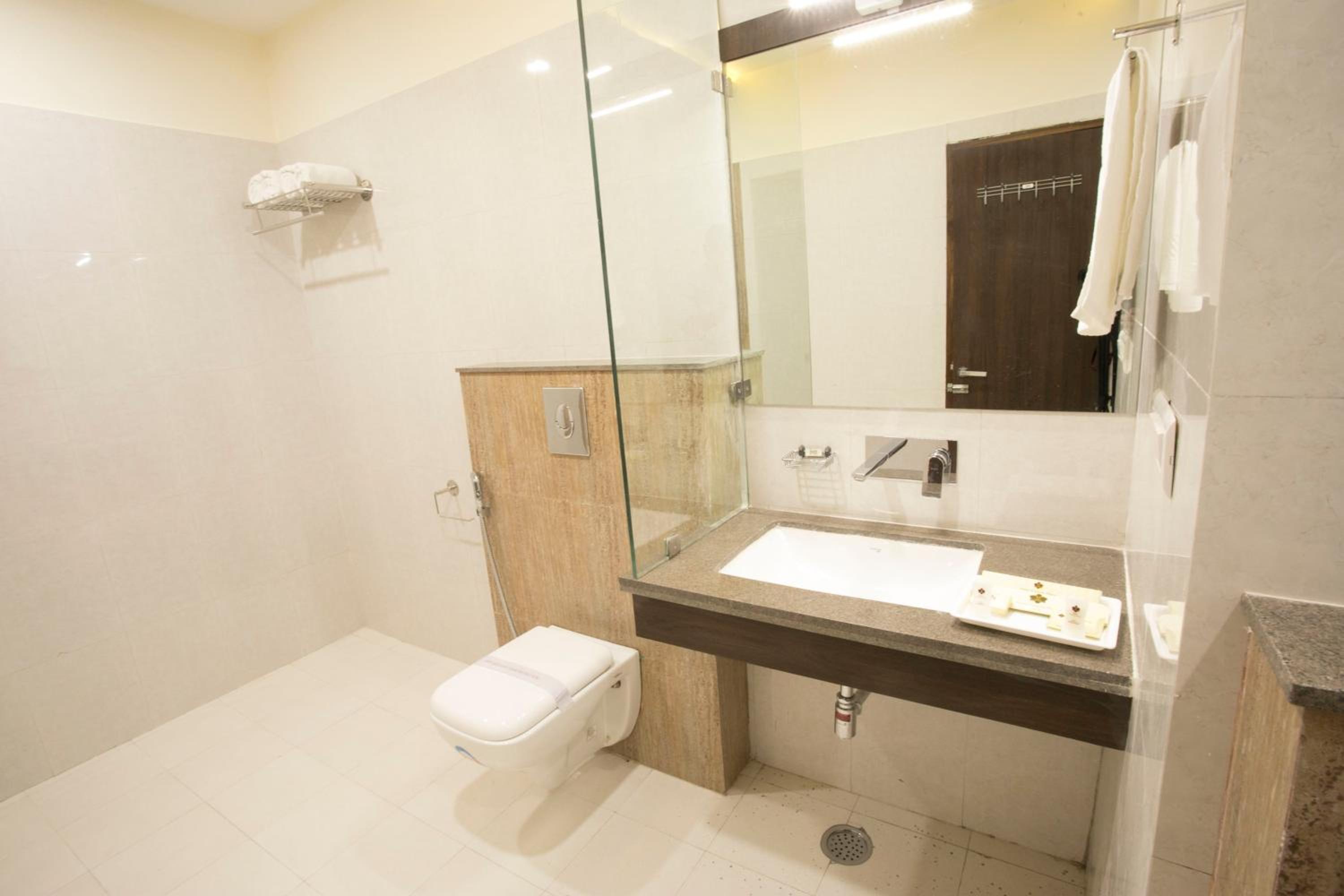 Family Room with Private Bathroom - Photo 2