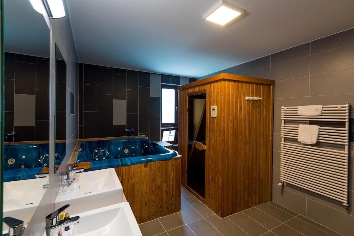 Deluxe Queen Suite
