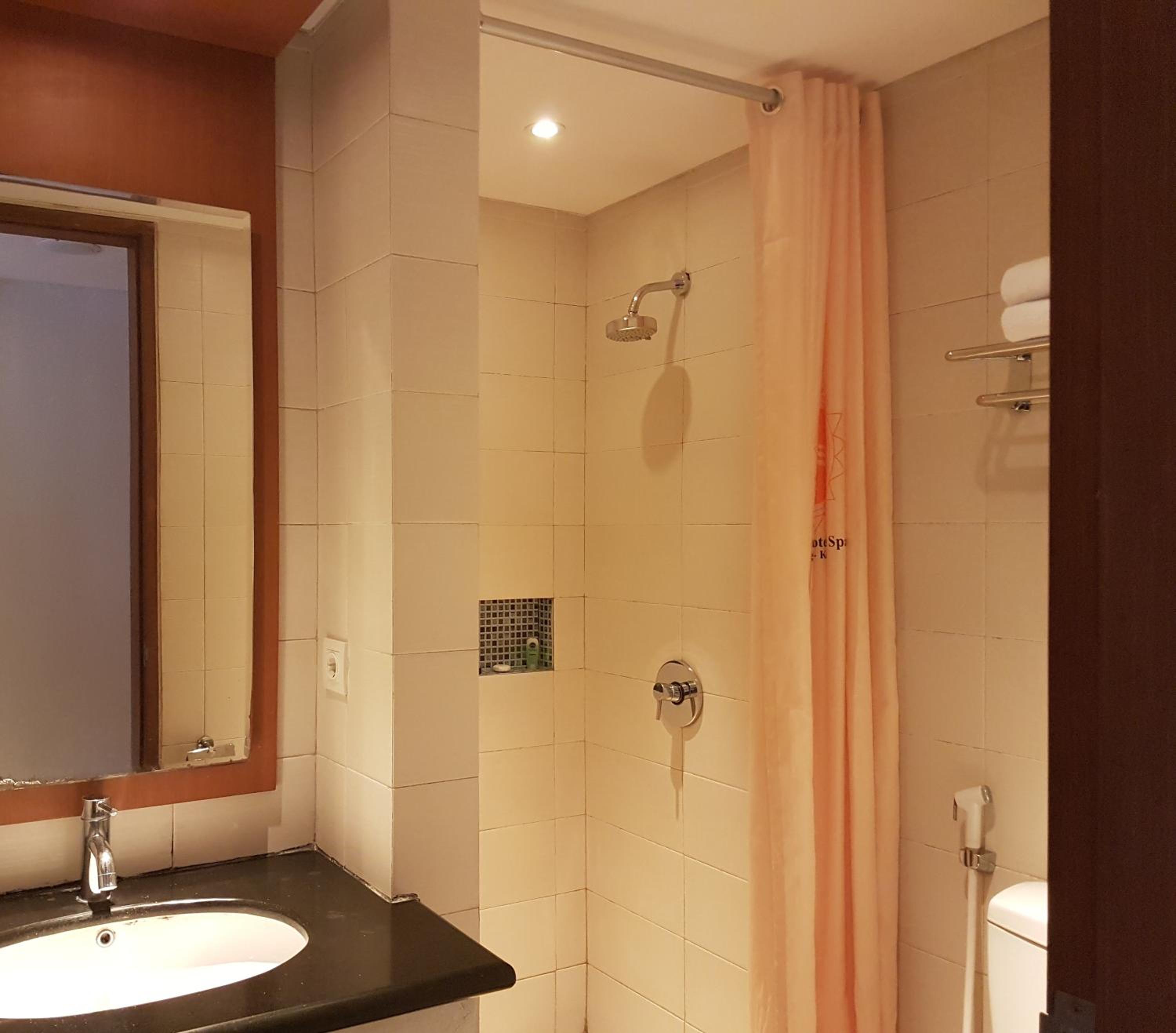 Deluxe Room with Balcony - Photo 4