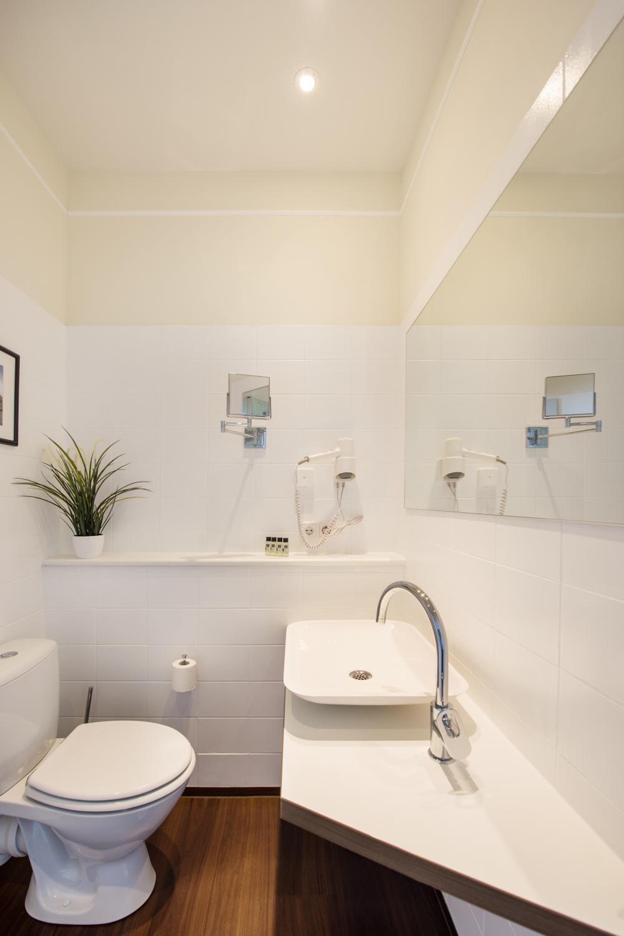 Standard Double Room thumbnail 5