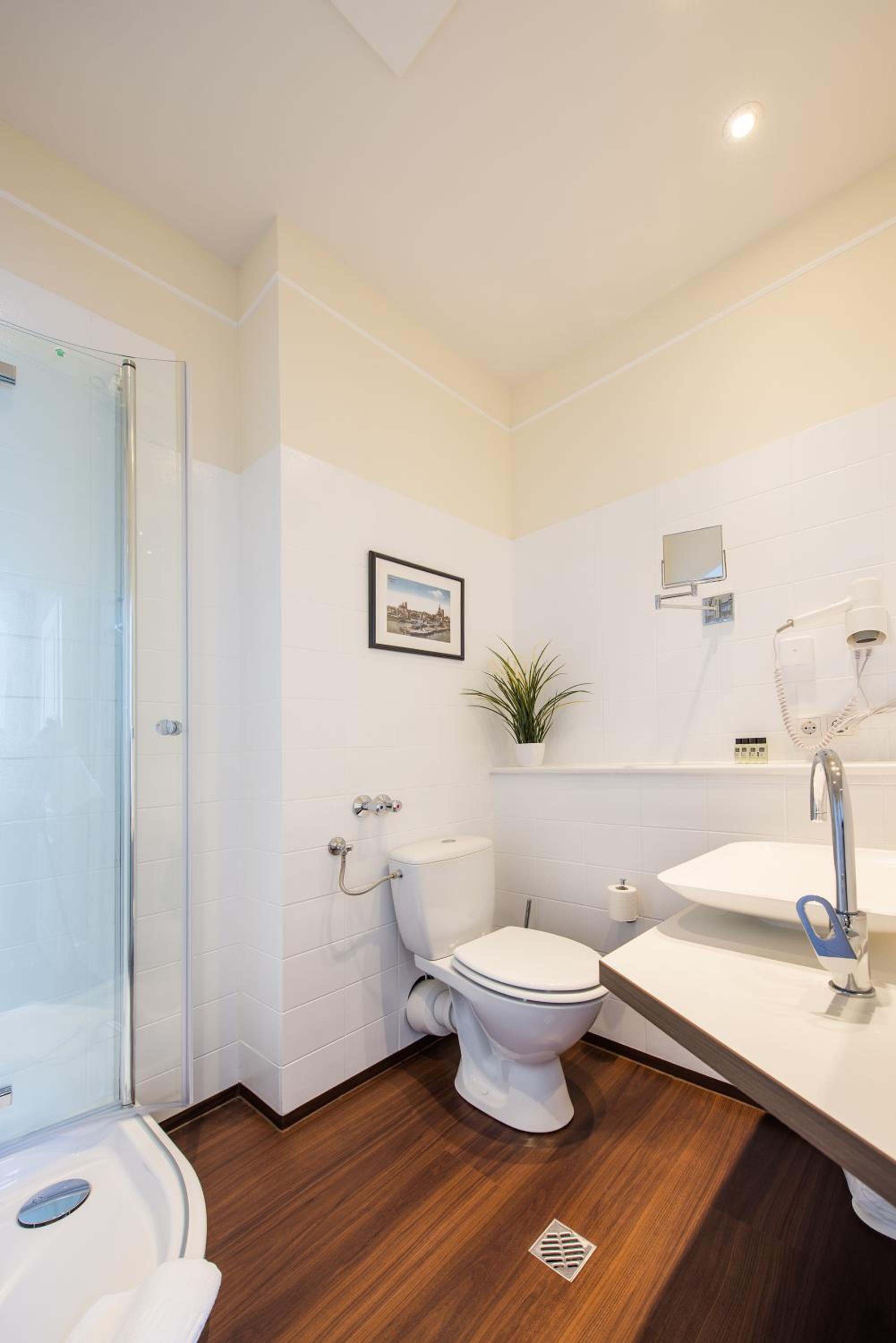 Standard Double Room thumbnail 6