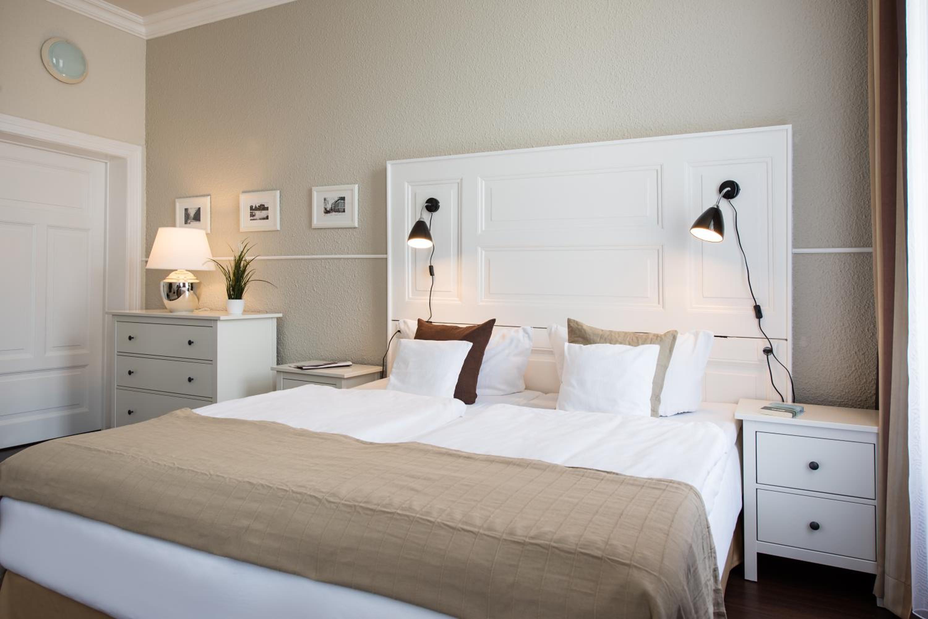 Standard Double Room thumbnail 5