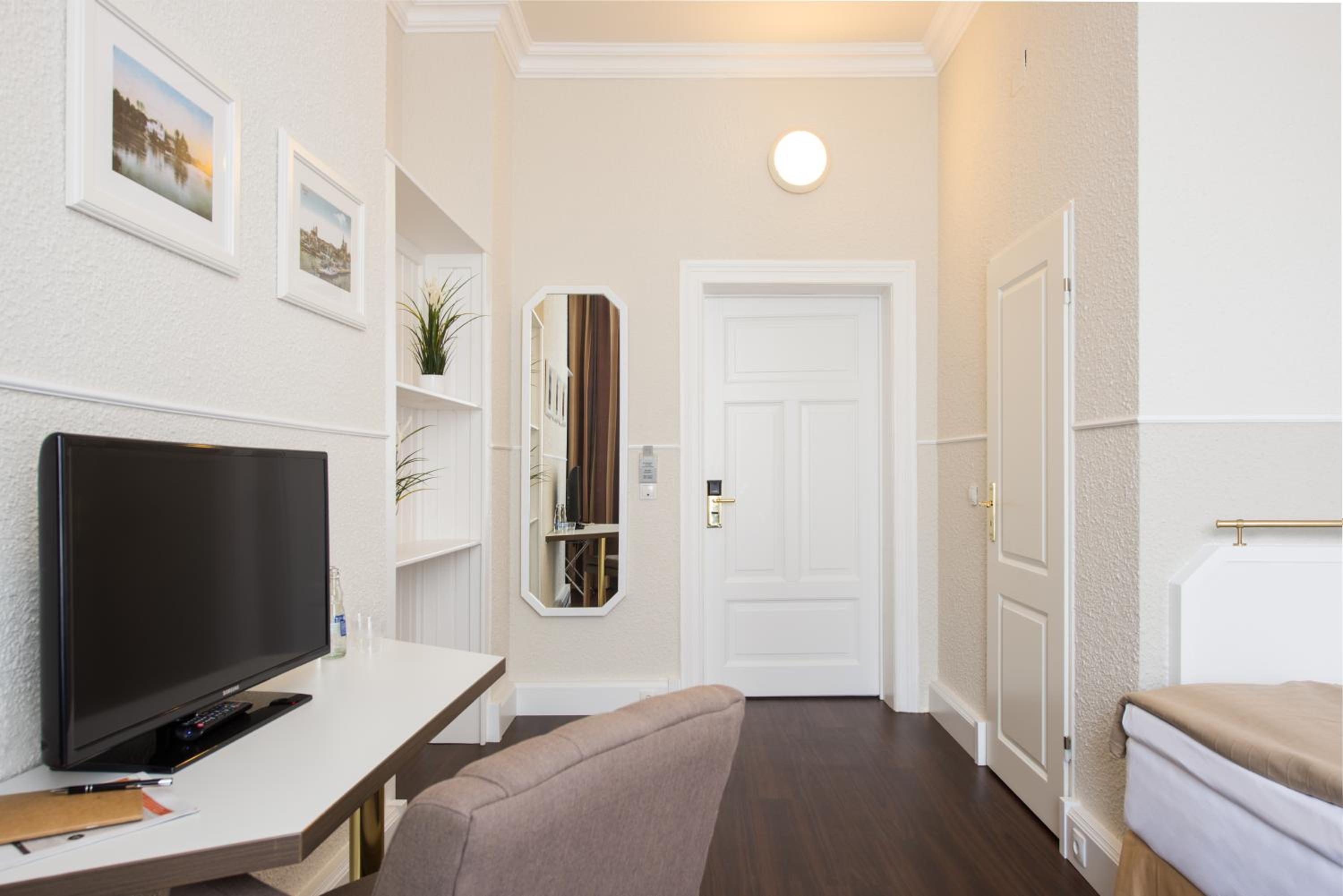 Standard Twin Room thumbnail 5
