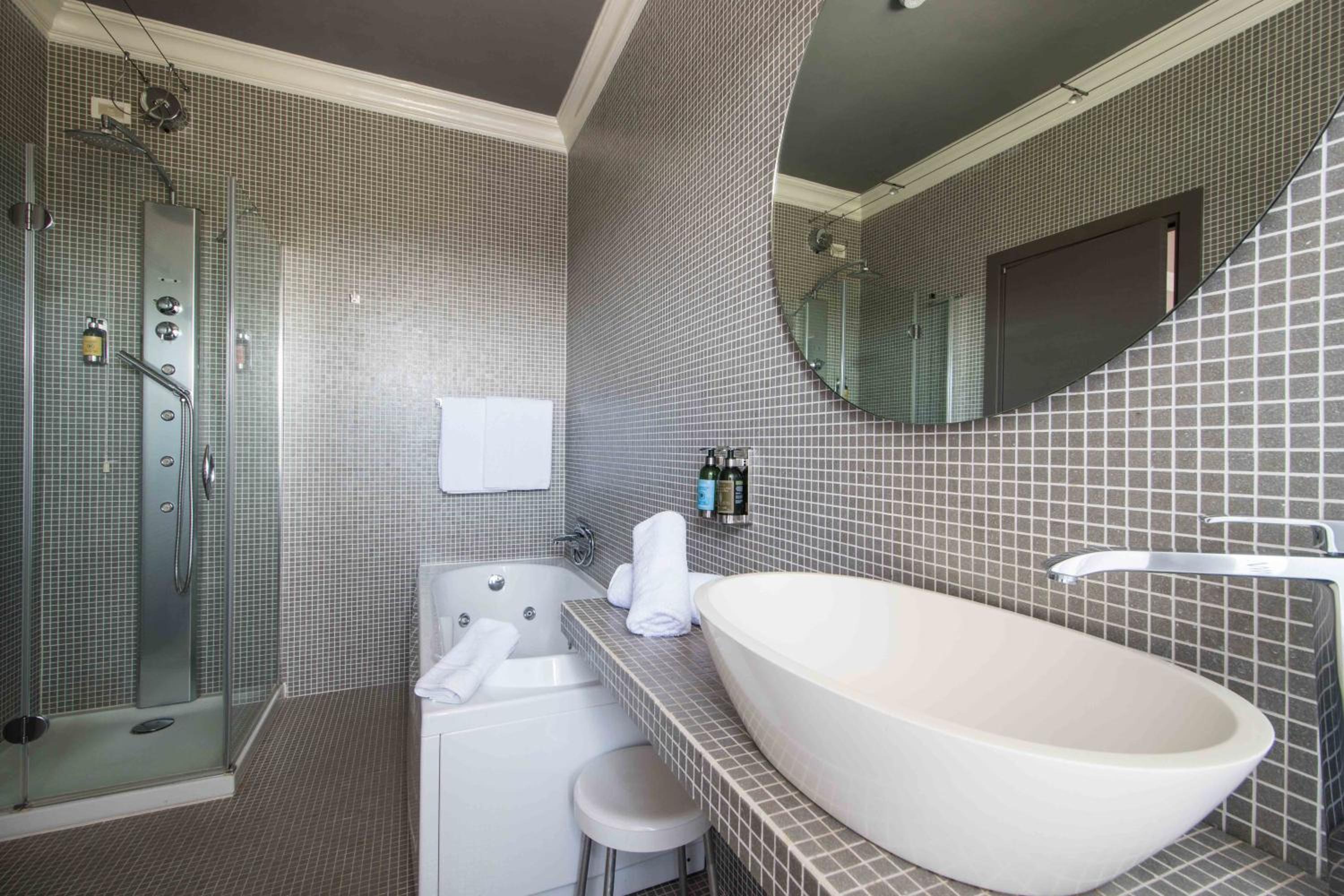 Junior Suite with Balcony - Photo 15
