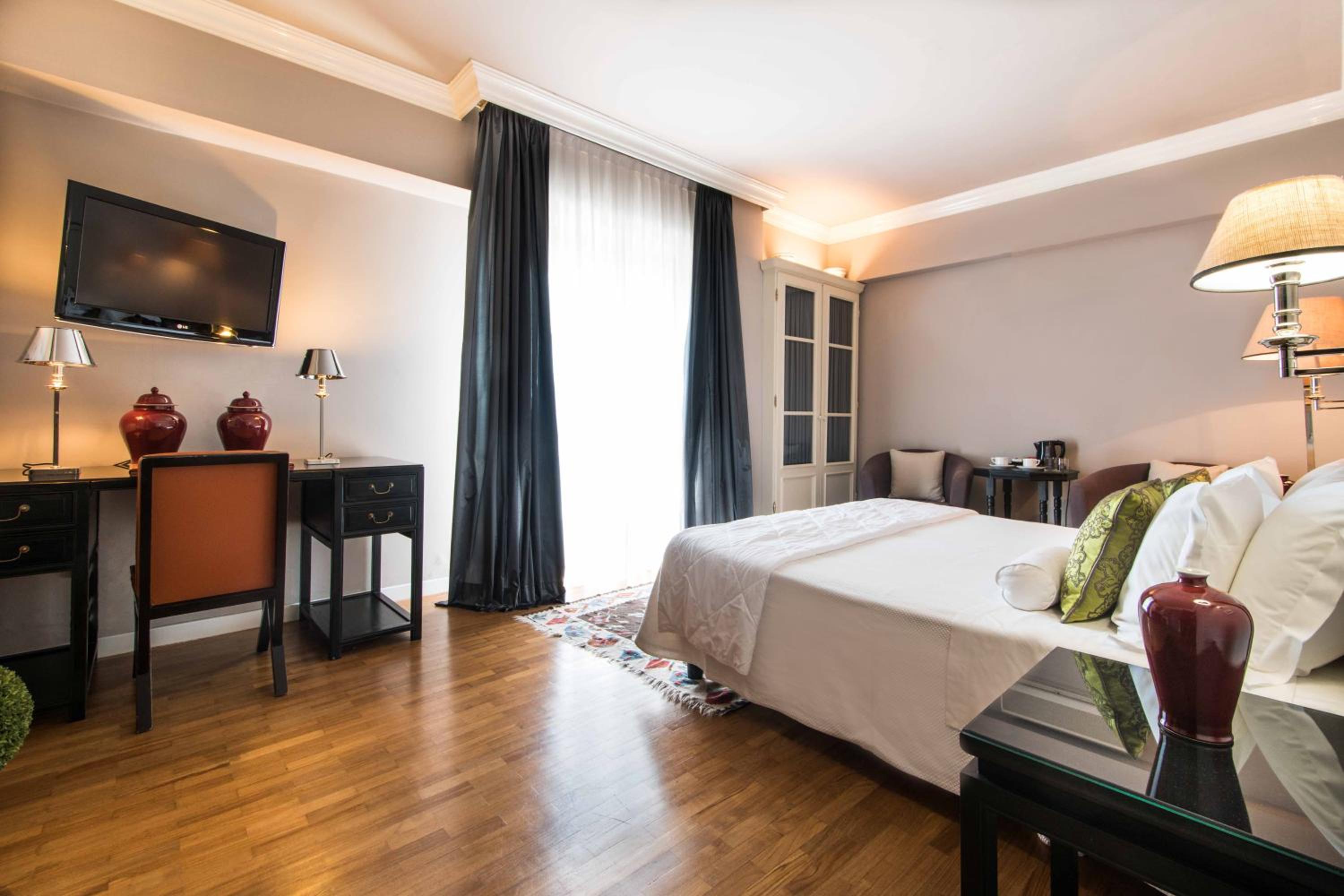 Junior Suite with Balcony - Photo 12