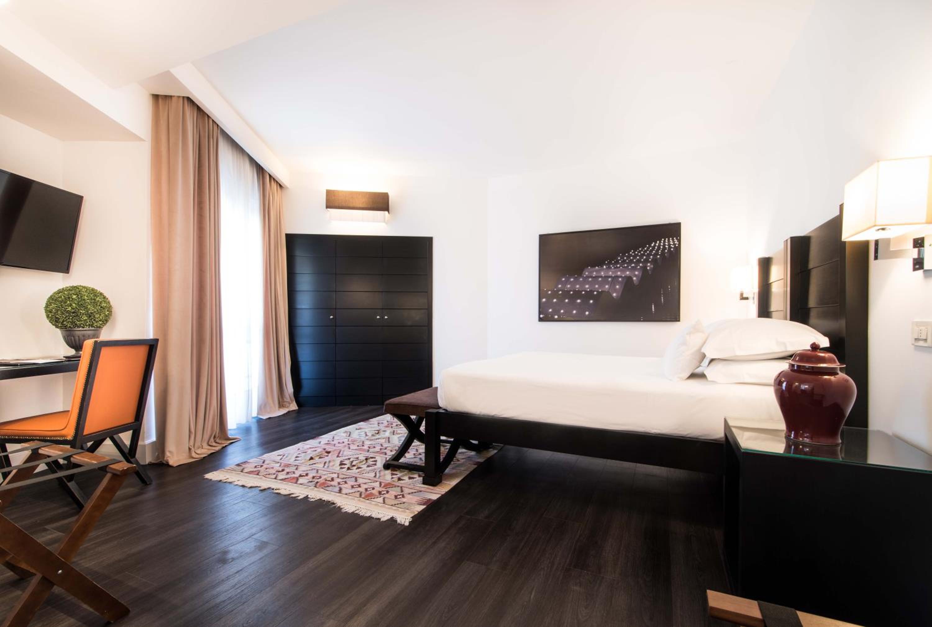 Junior Suite with Balcony - Photo 8