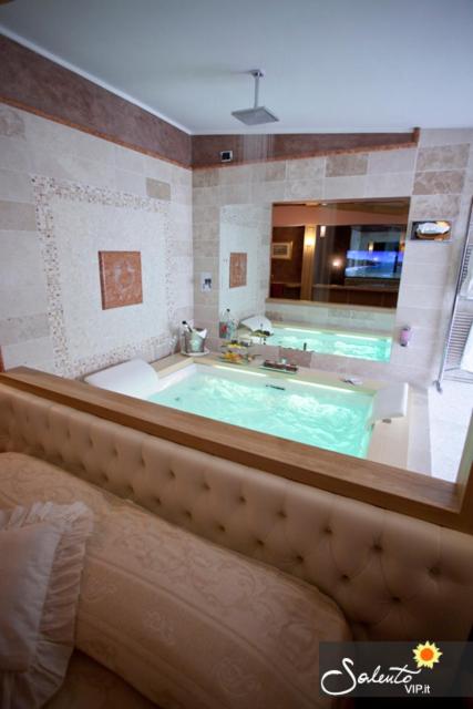 Suite with Spa Bath - Photo 10