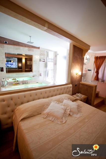Suite with Spa Bath - Photo 2