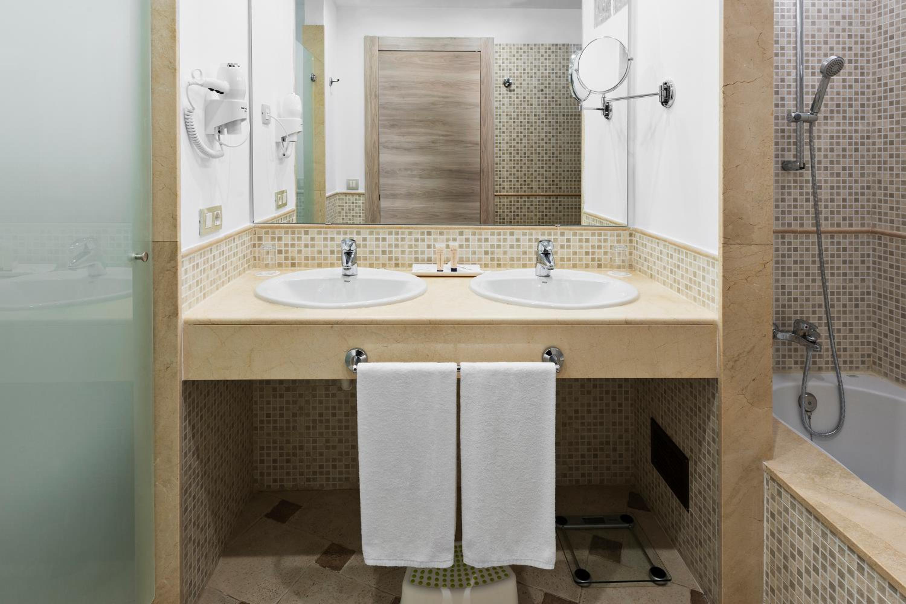 Suite Familiar Junior (2 Adultos + 2 Niños) Suite Familiar Junior (2 Adultos + 2 Niños)