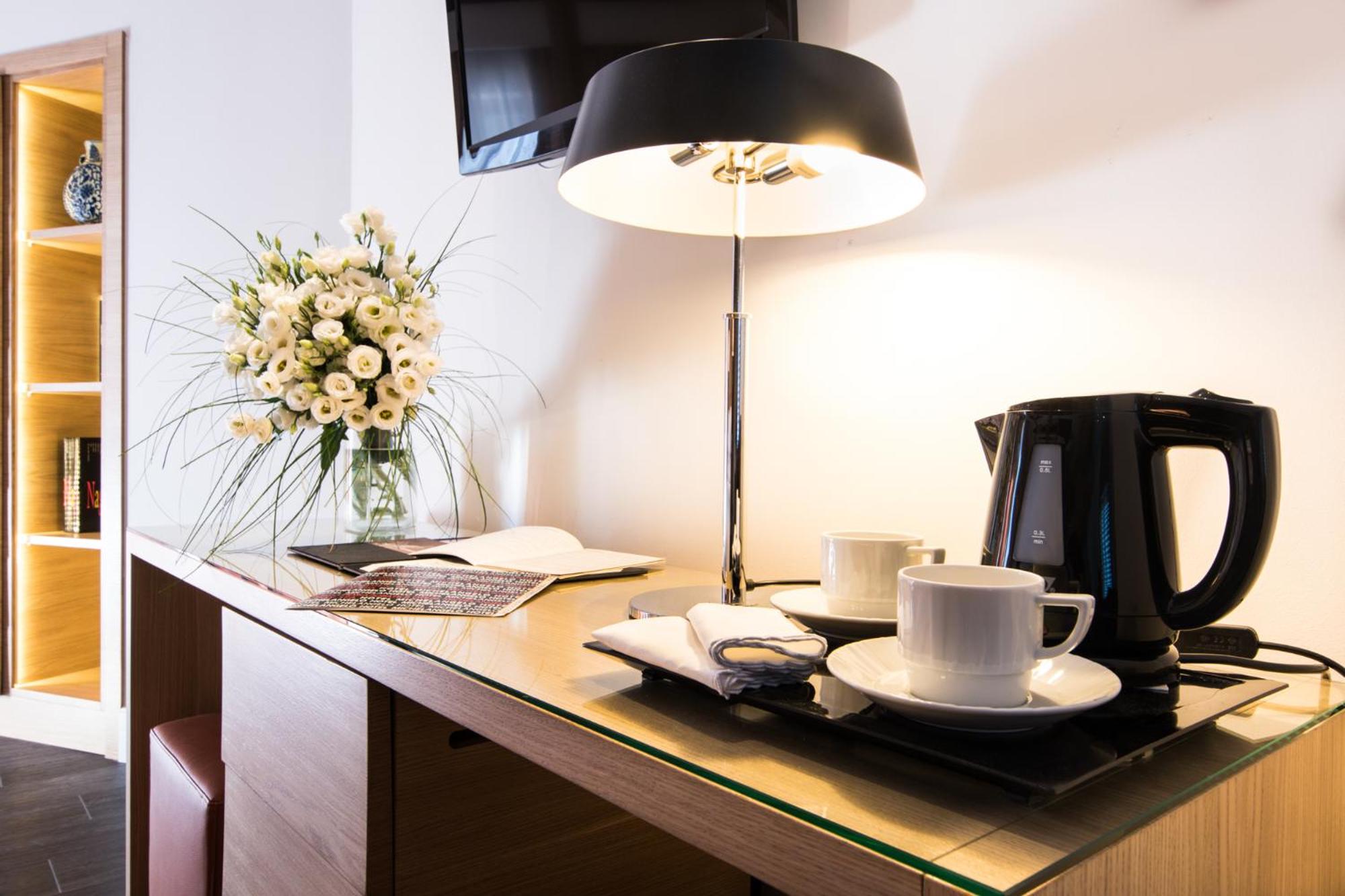 Junior Suite with Balcony - Photo 13