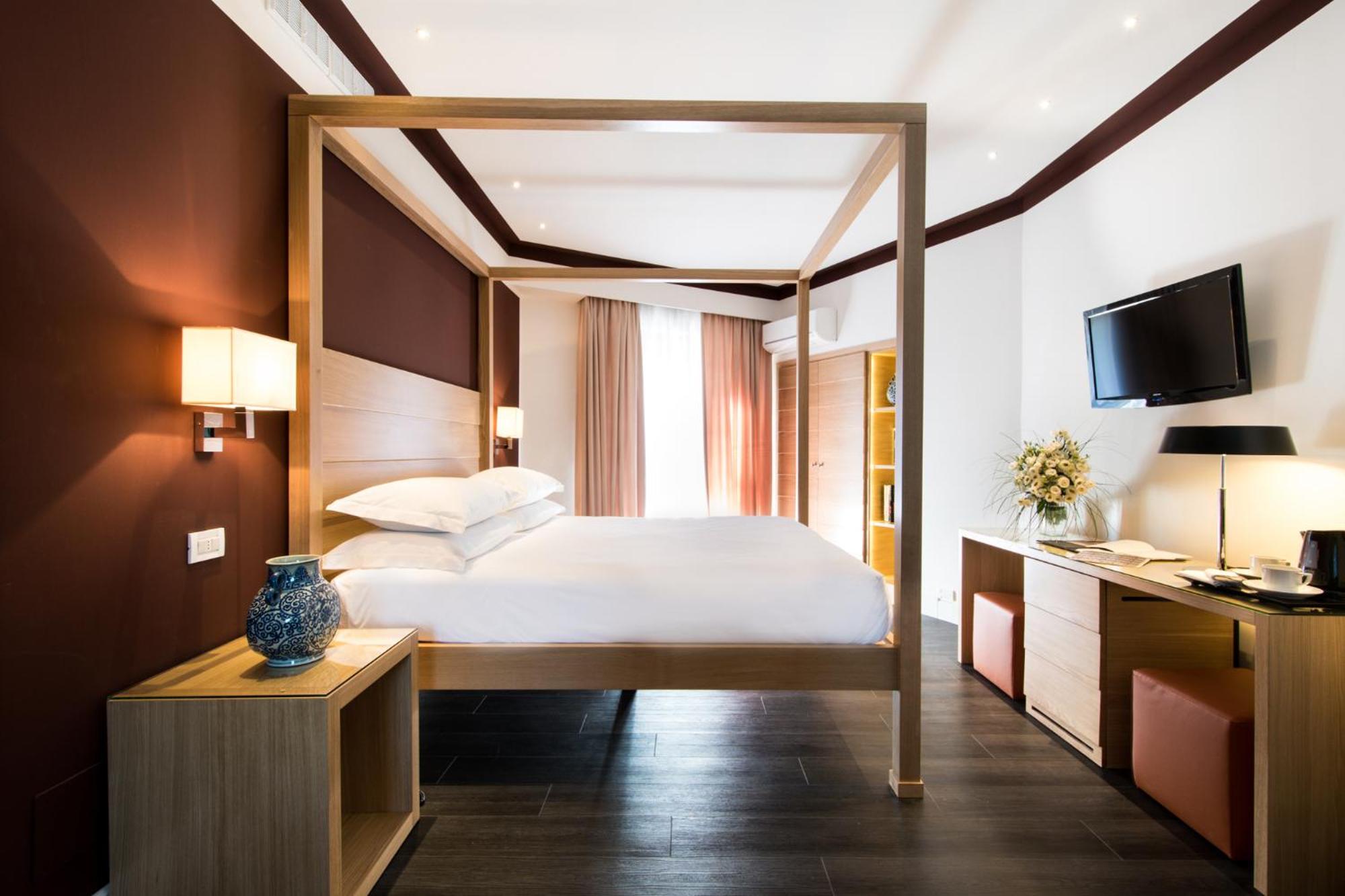 Junior Suite with Balcony - Photo 20