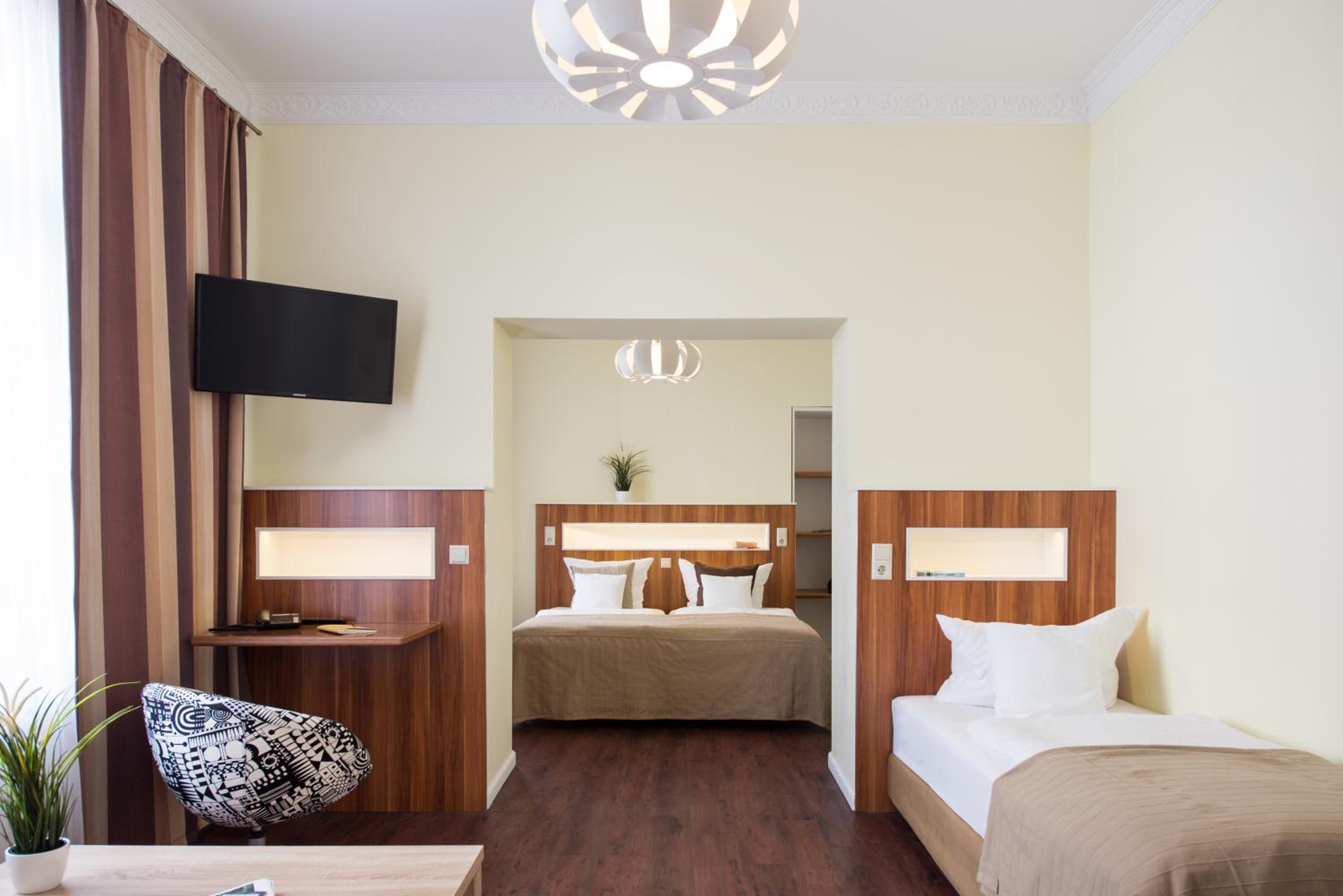 Family Room (3 Adults)