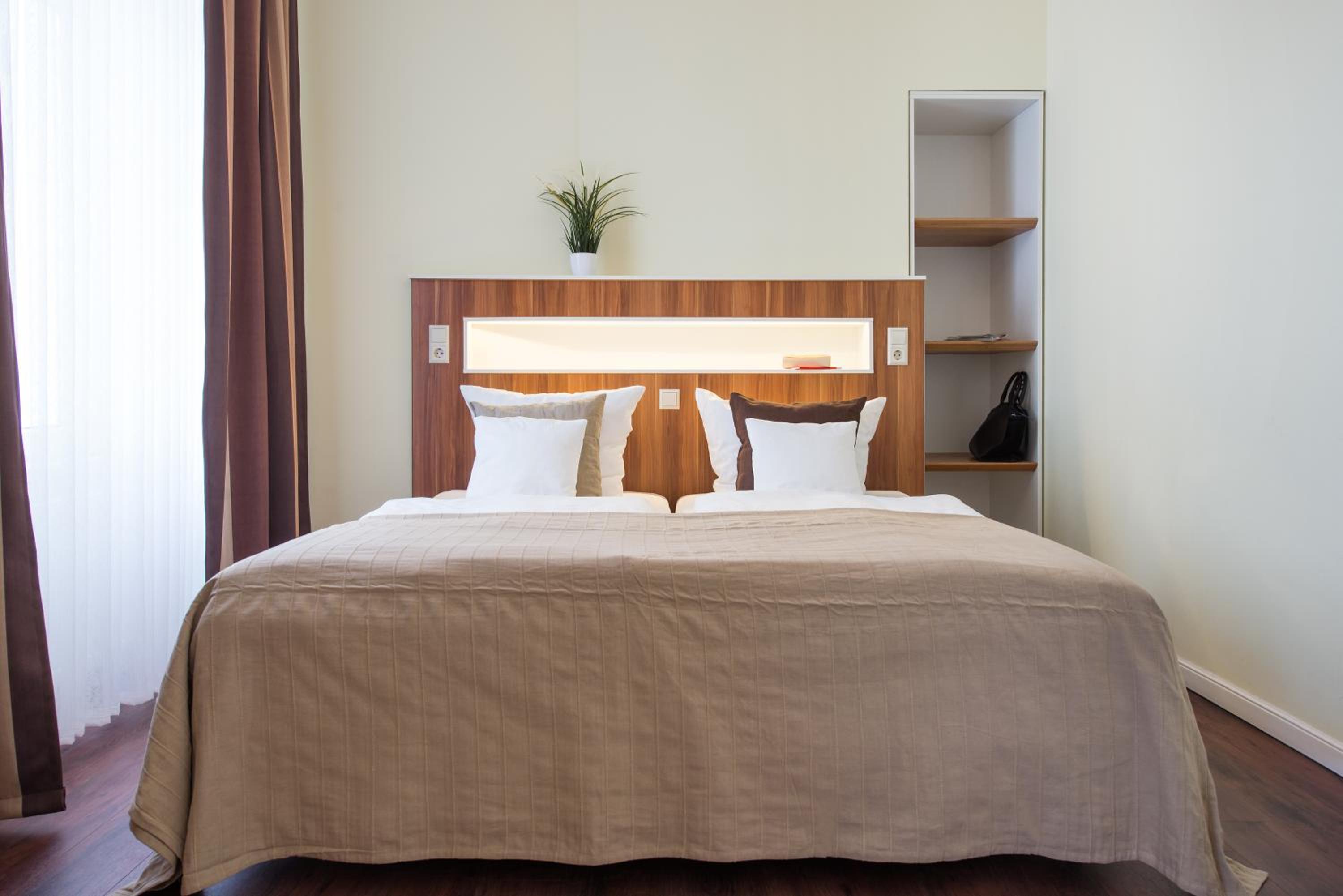 Family Room (3 Adults)