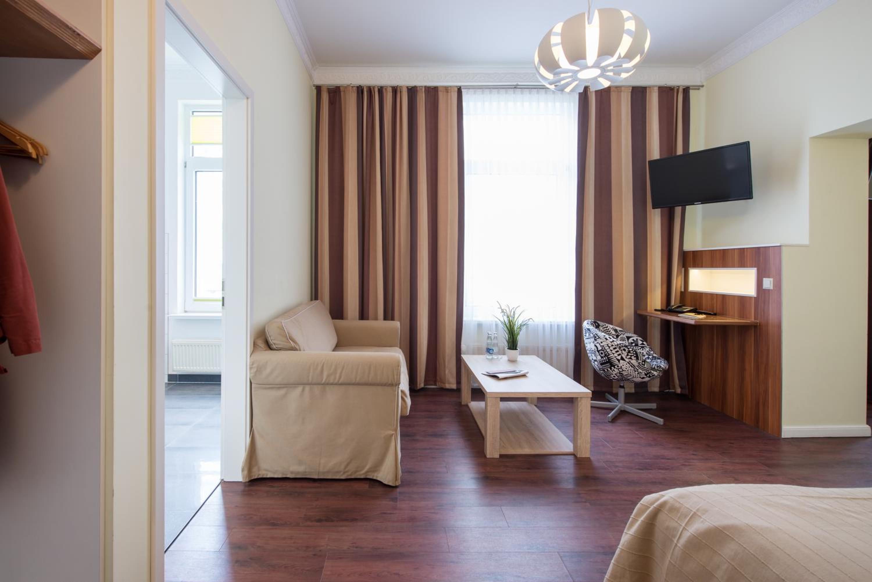 Family Room (3 Adults)