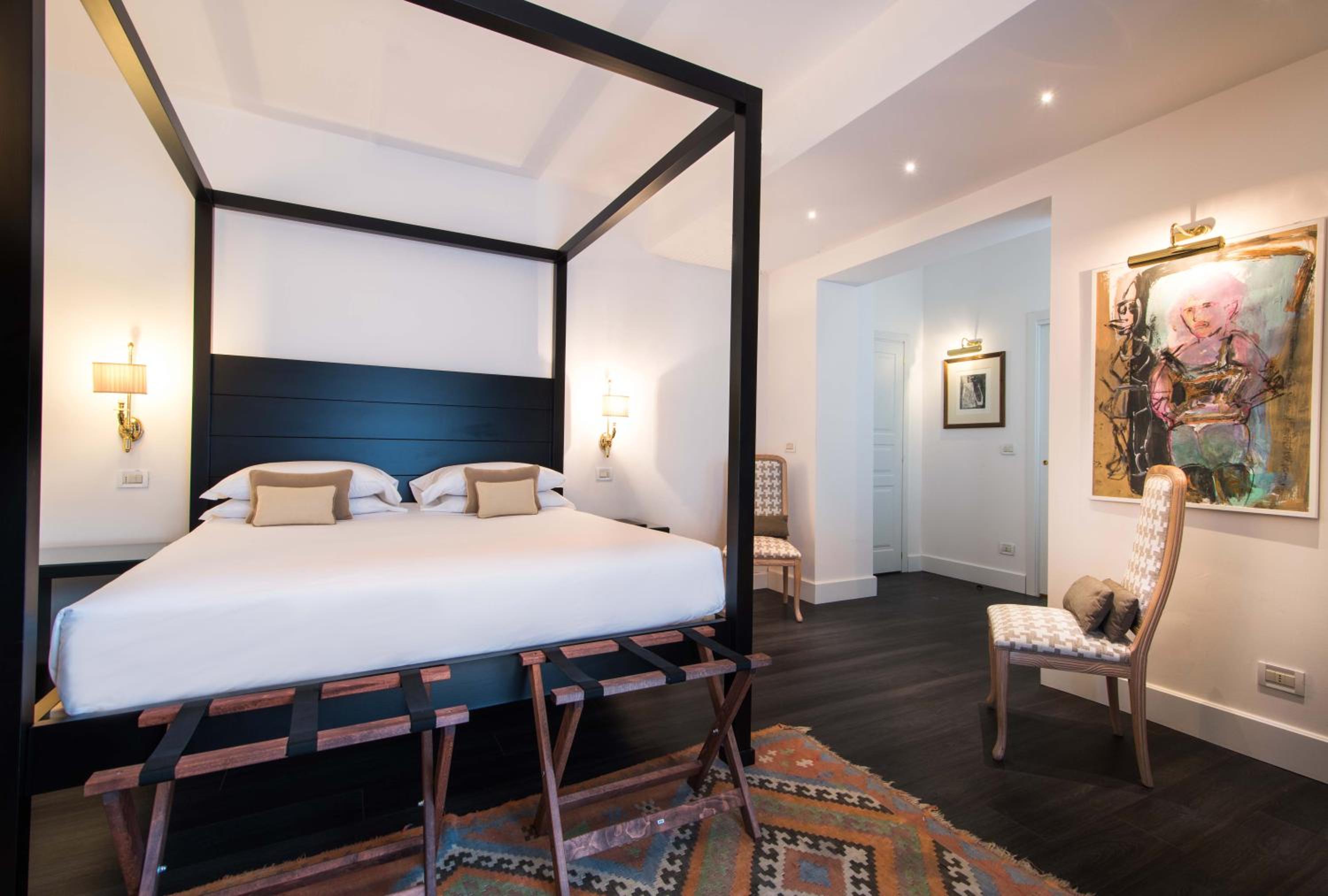 Junior Suite with Balcony - Photo 11