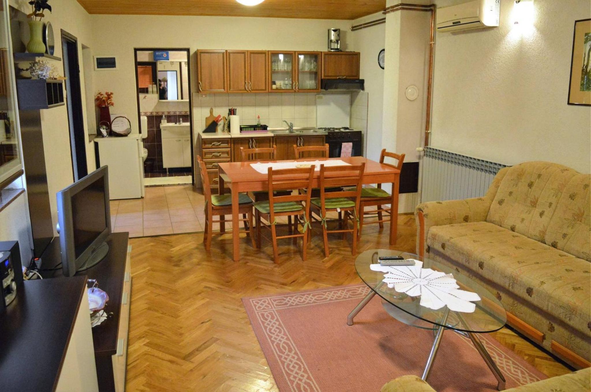 Apartment with Terrace - Photo 6