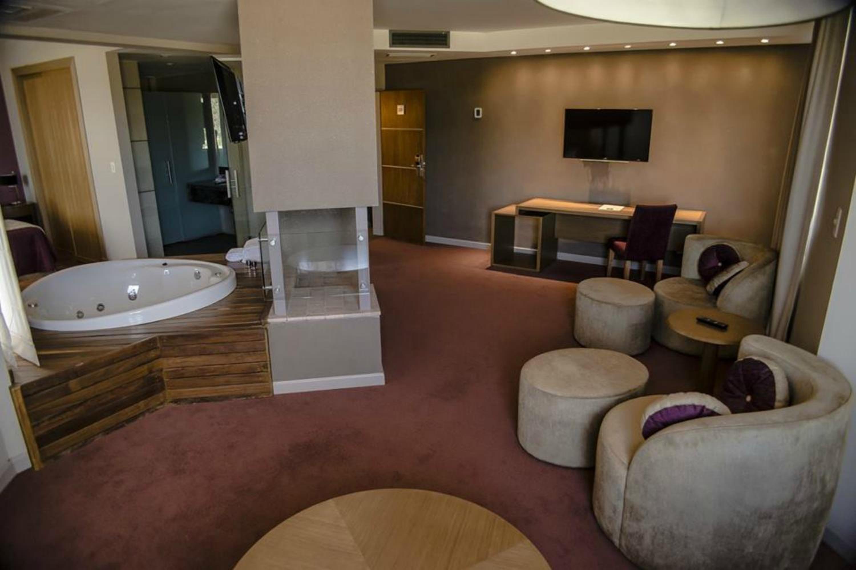Deluxe Suite with Spa Bath photo 2