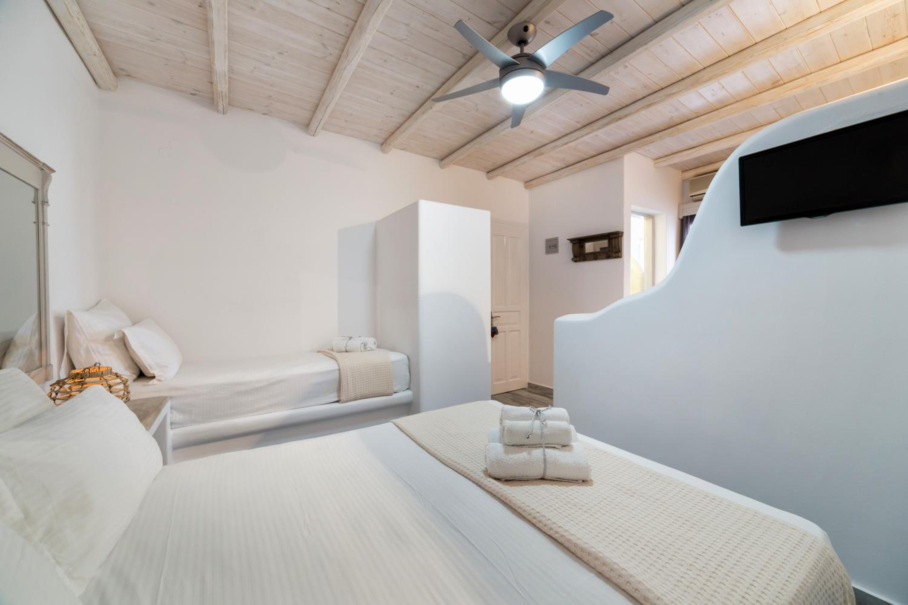 Suite with Partial Sea View - Photo 15