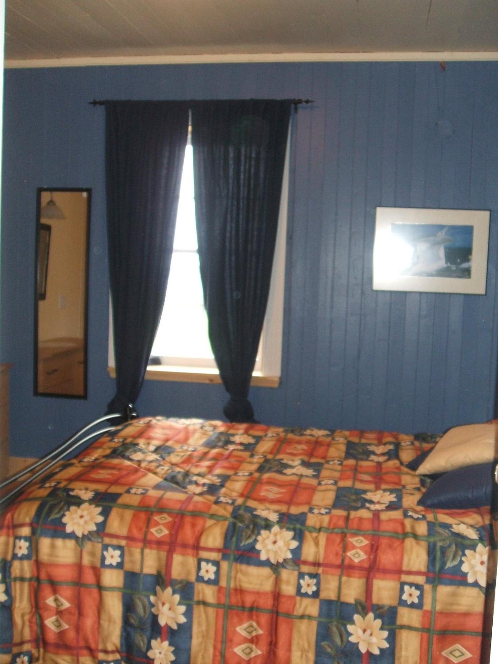 Queen Room with Shared Bathroom photo 1