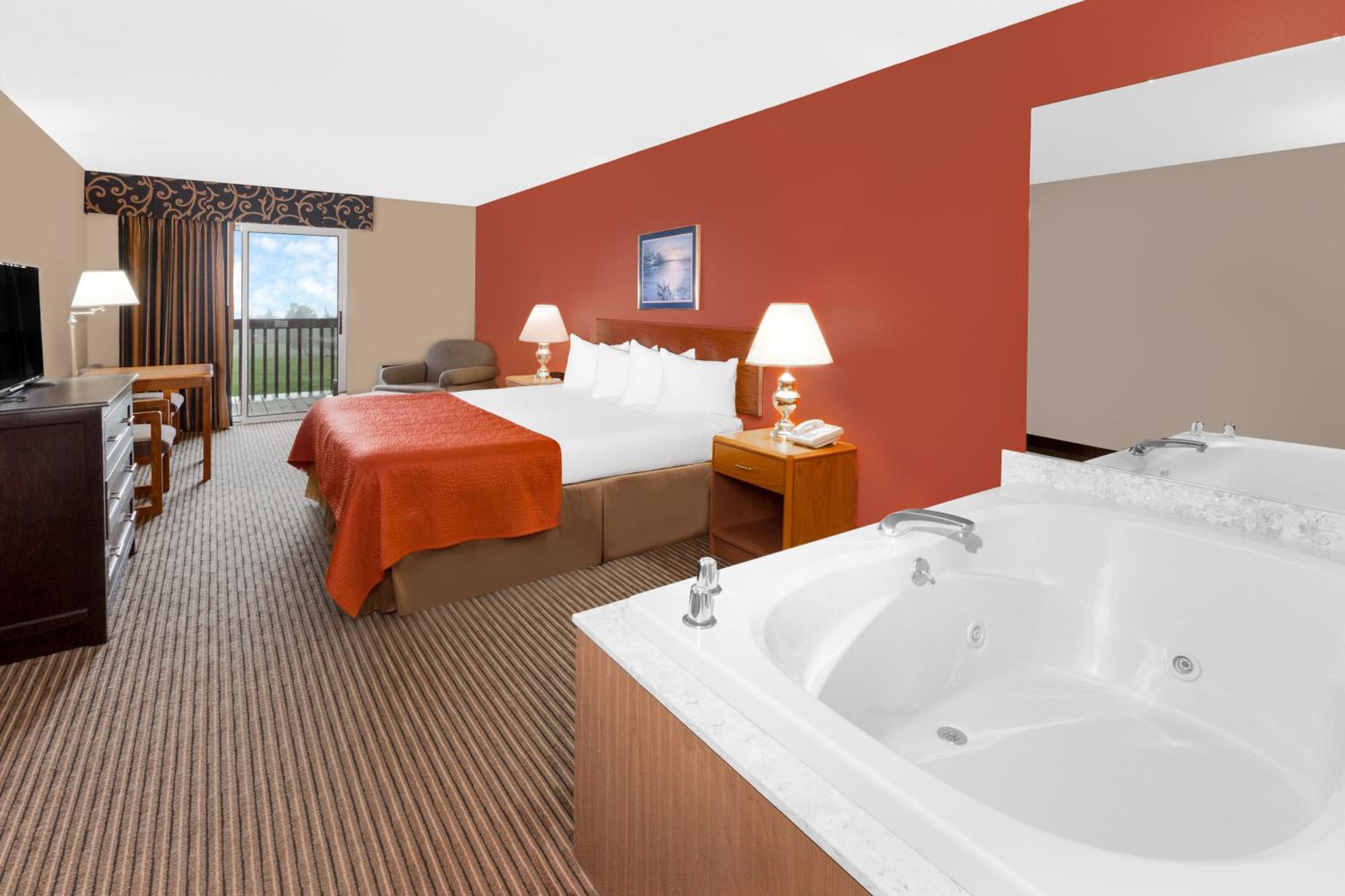 1 King Bed, Studio Suite, Lake View, Hot Tub, Non-Smoking - Photo 1