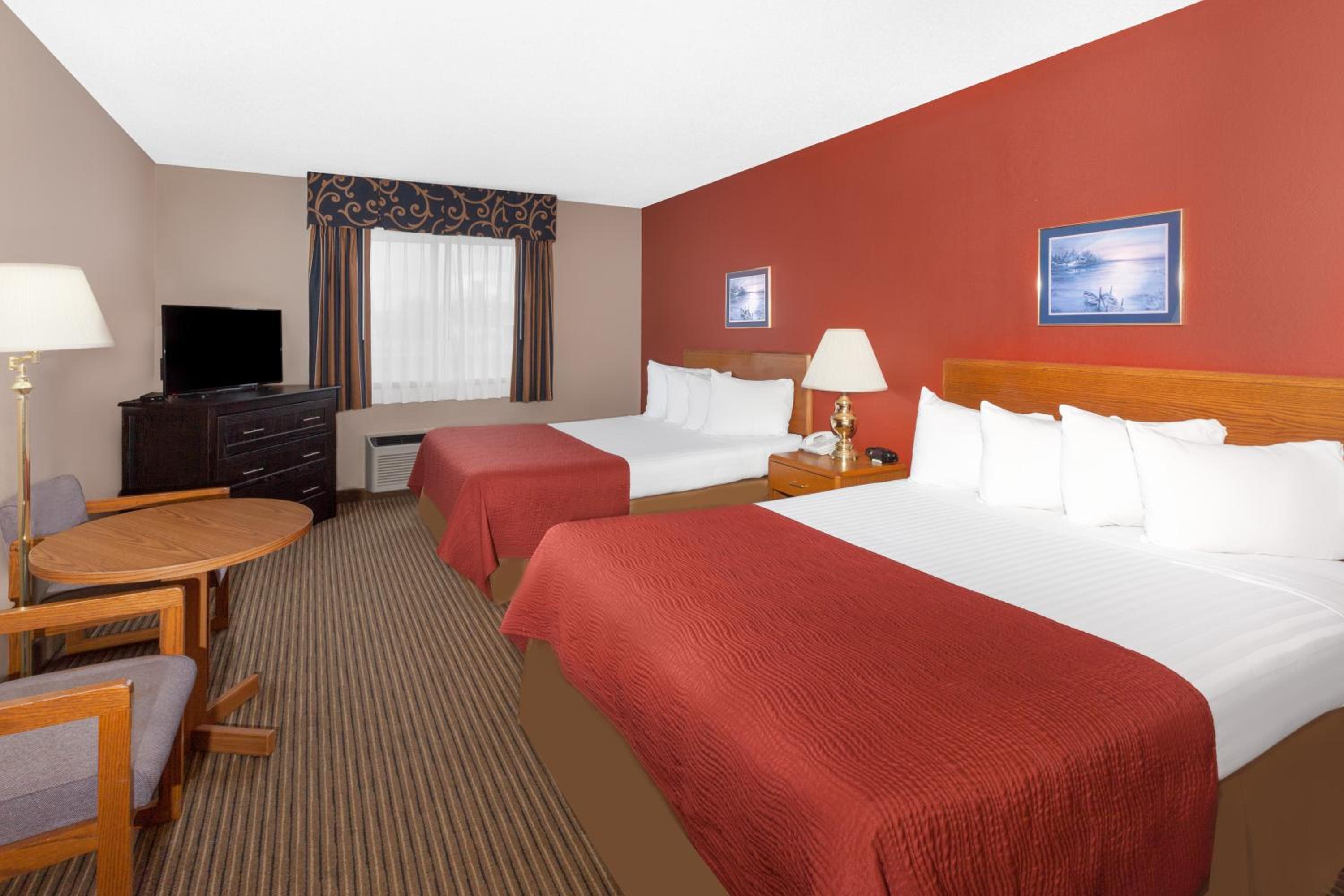 3 Queen Beds, Courtyard View, Studio Suite, Non-Smoking - Photo 1
