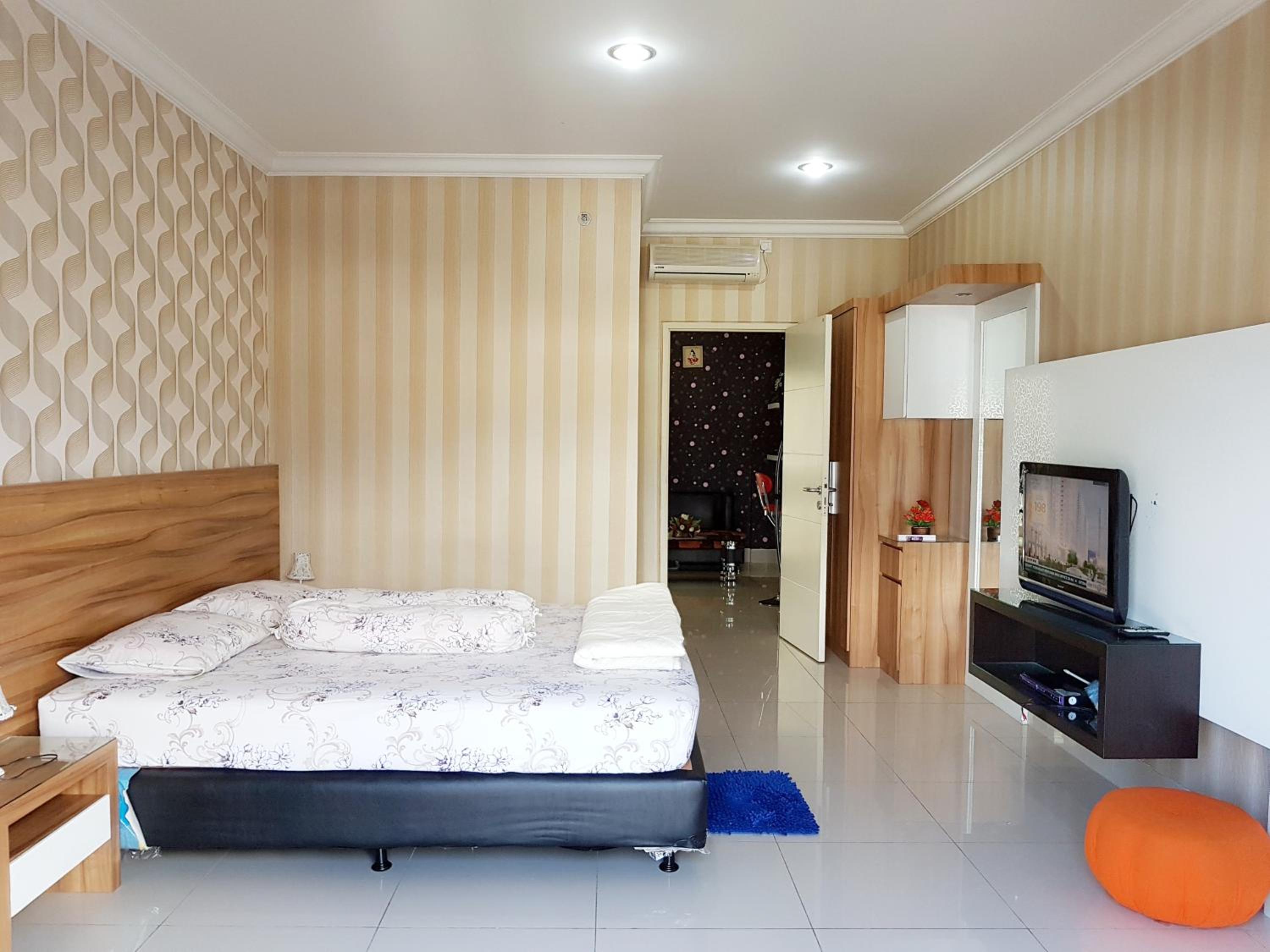 One-Bedroom Apartment - Photo 1