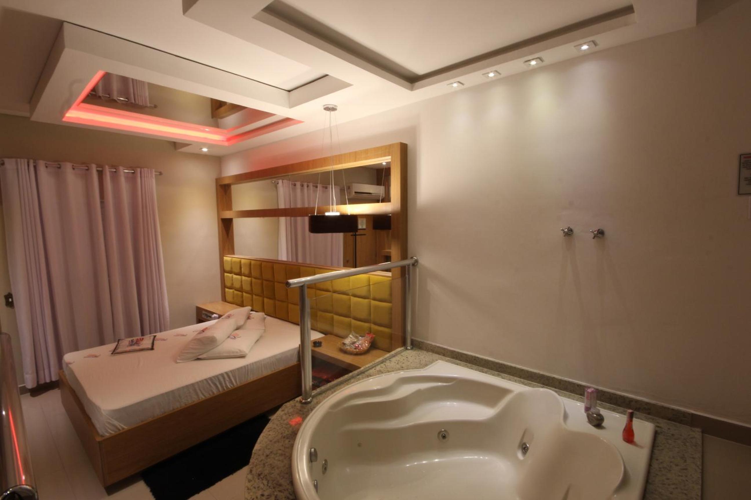 Suite with Hot Tub photo 2