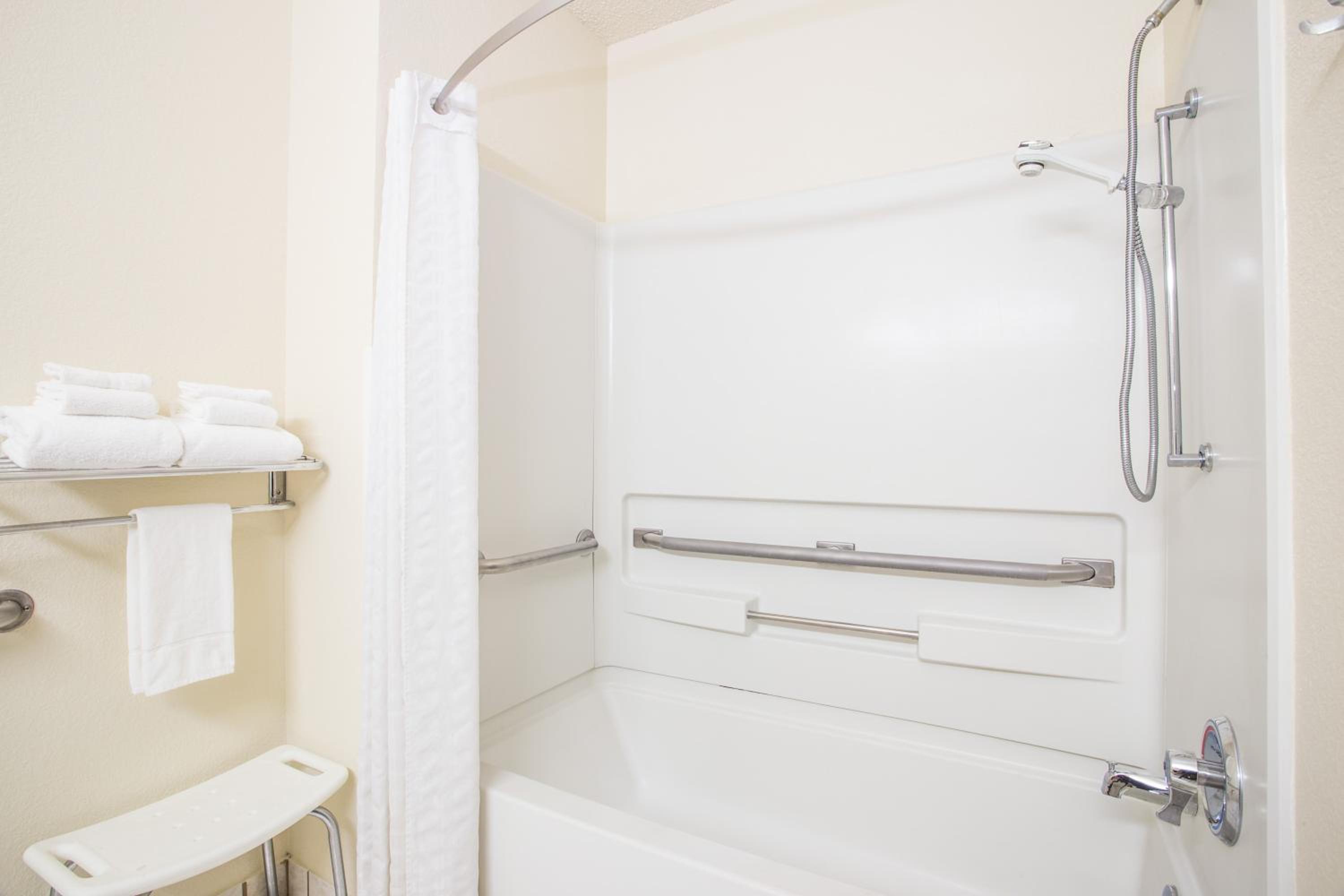 Queen Room - Accessible/Non-Smoking photo 2