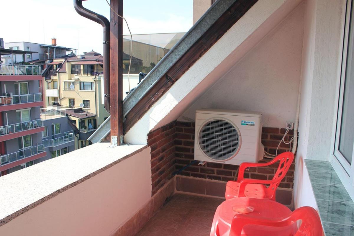 King Room with Balcony - Photo 11