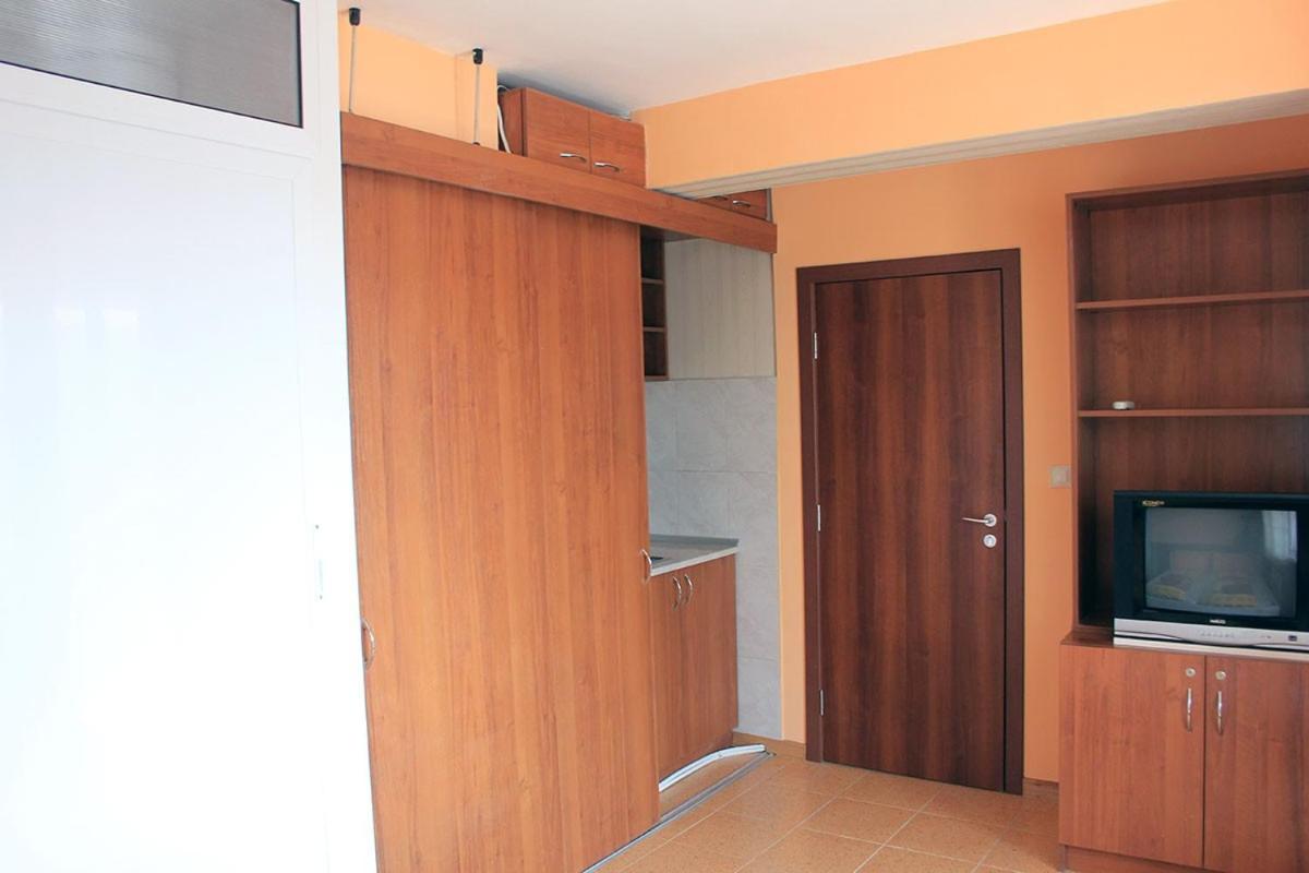 King Room with Balcony - Photo 9