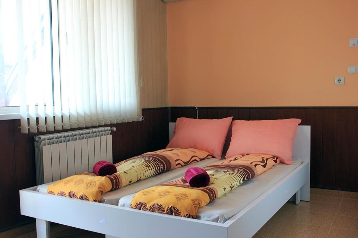 King Room with Balcony - Photo 8
