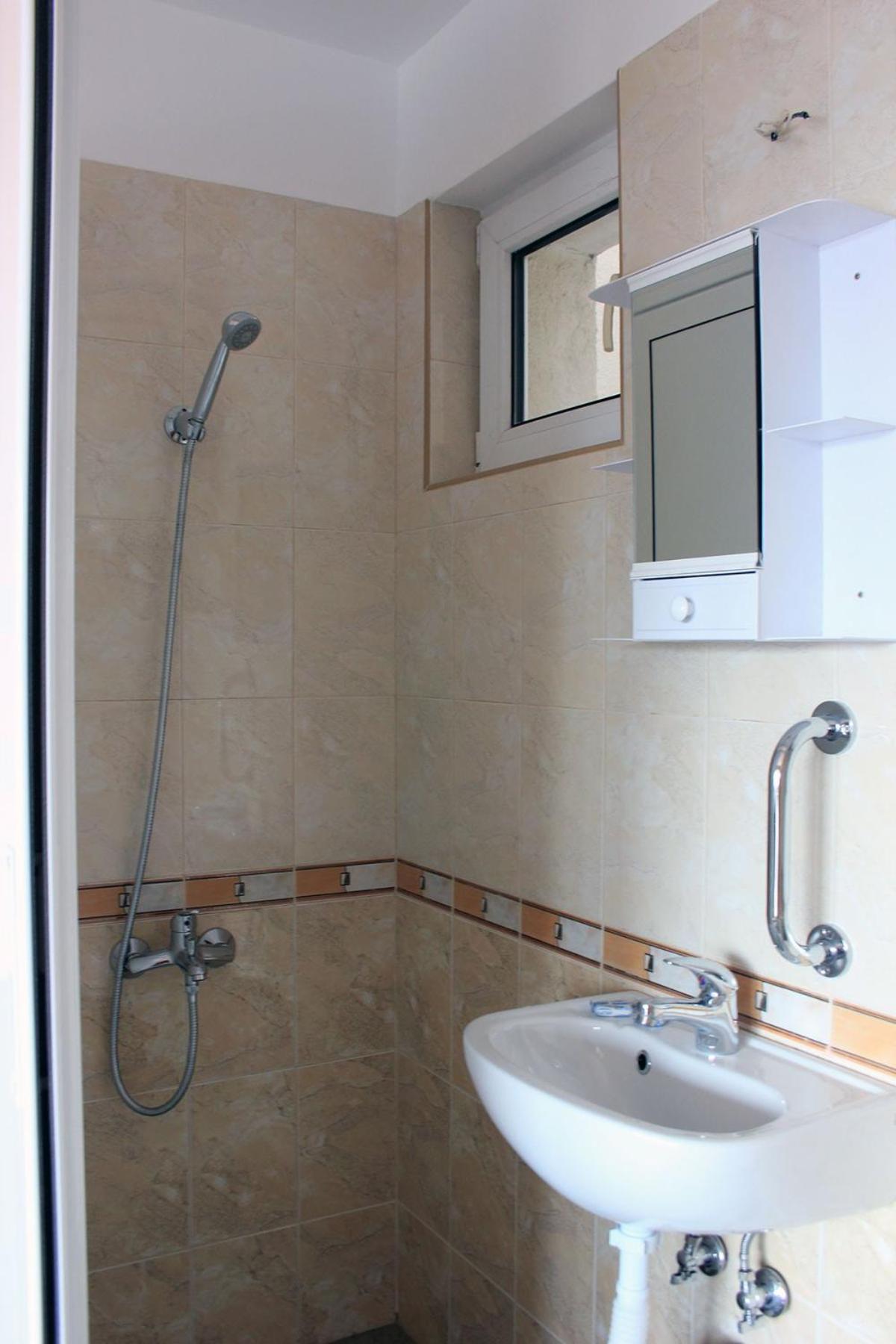 King Room with Balcony - Photo 6