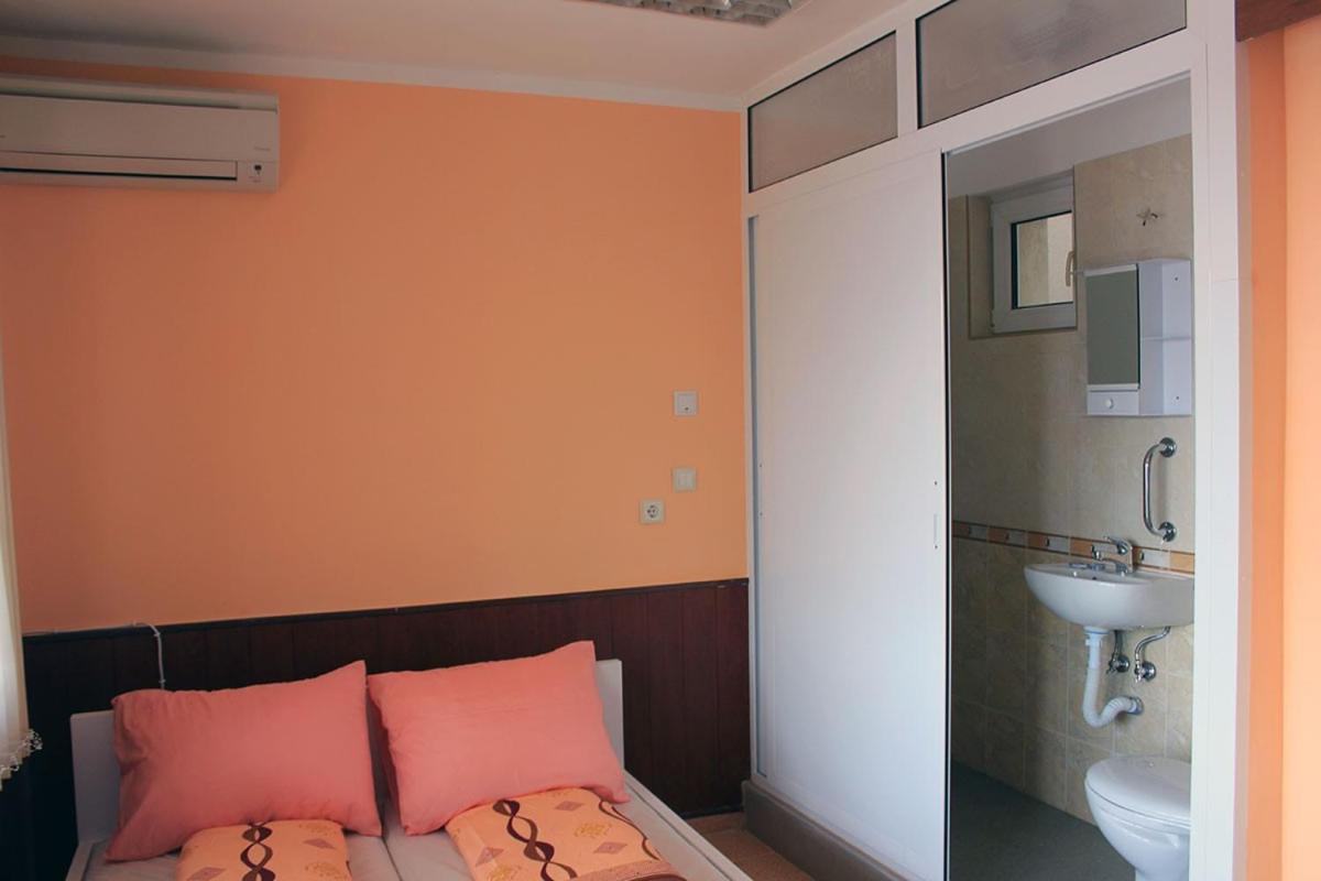 King Room with Balcony - Photo 7