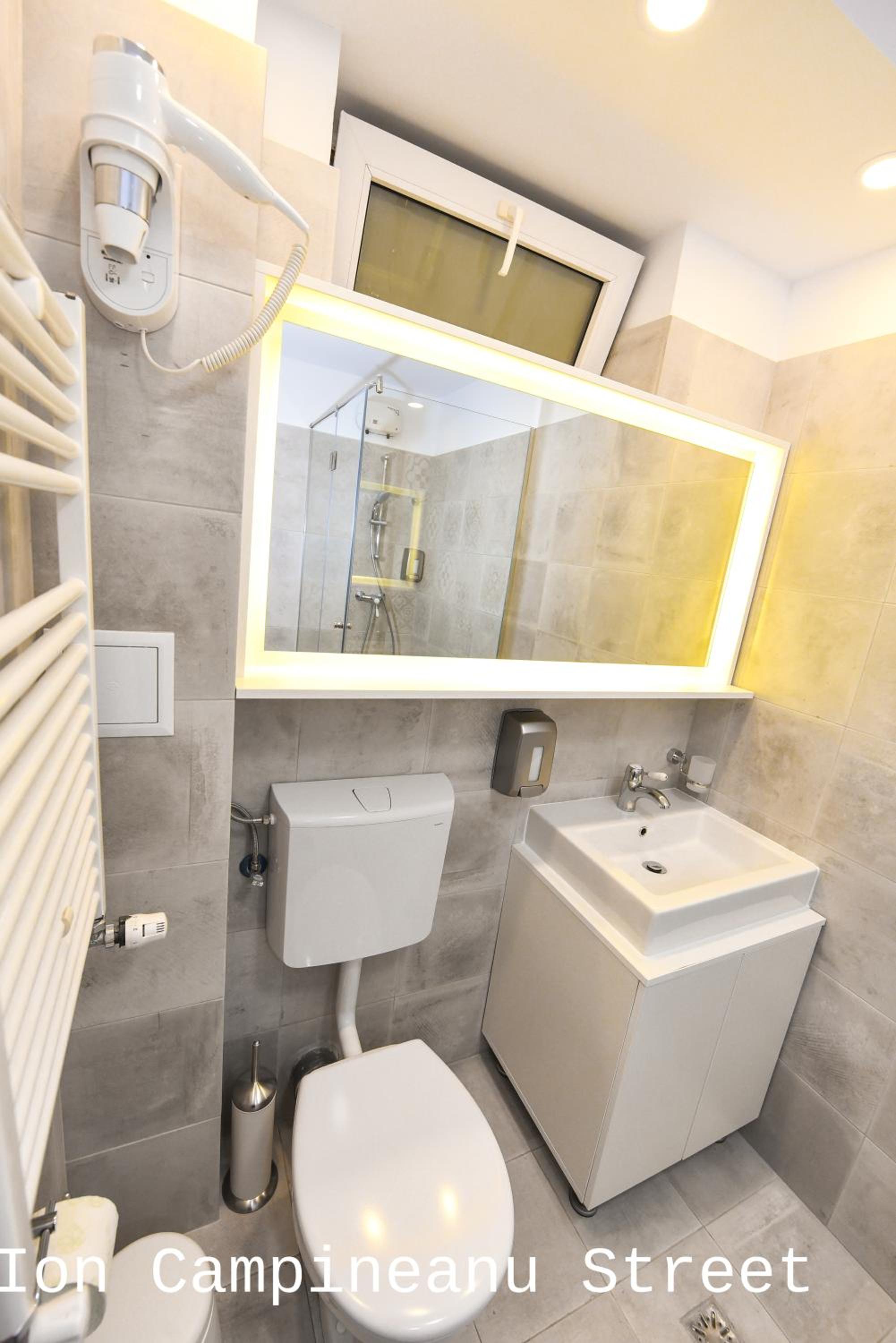 Apartment with Balcony - Photo 7
