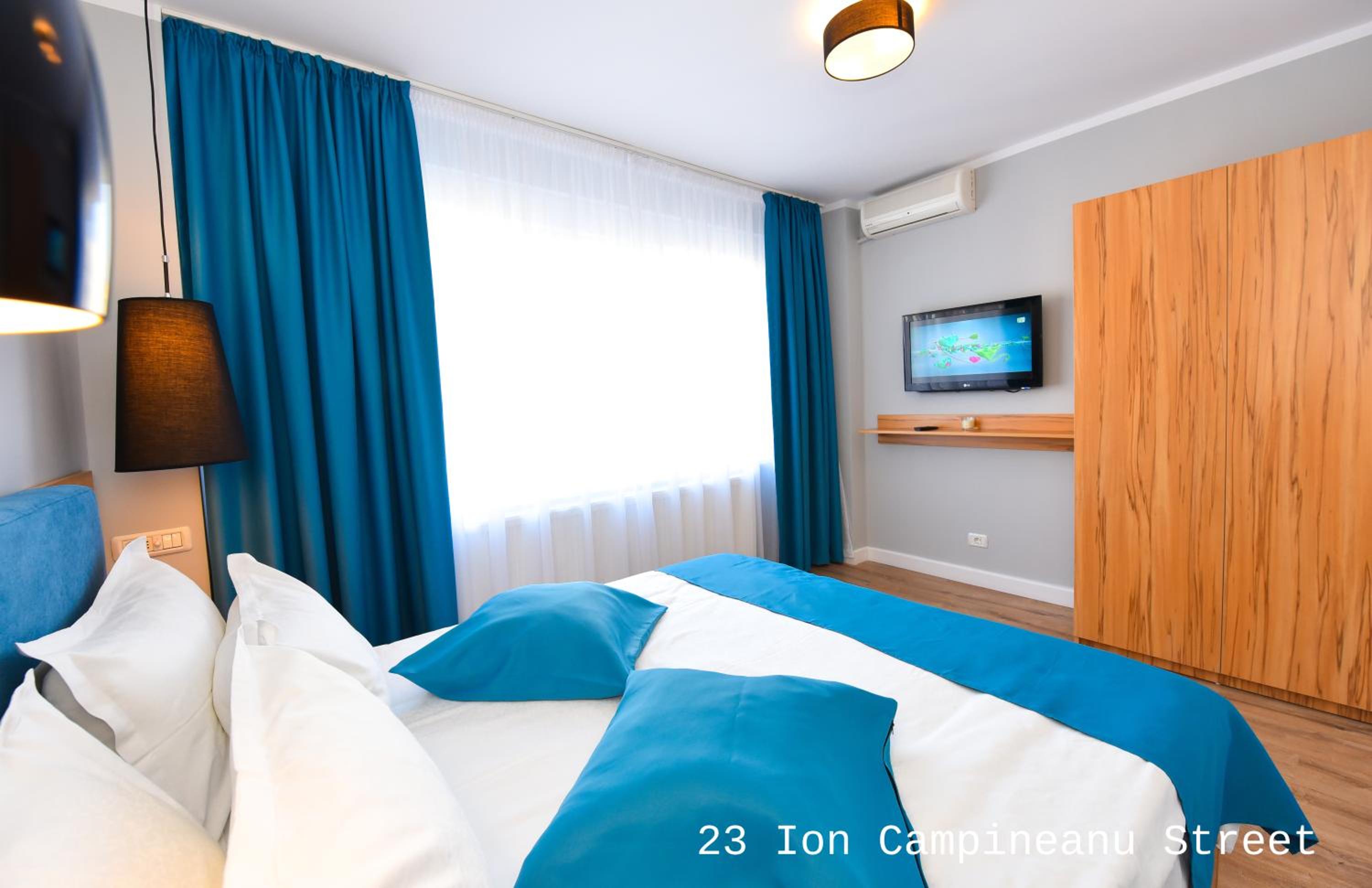 Apartment with Balcony - Photo 5