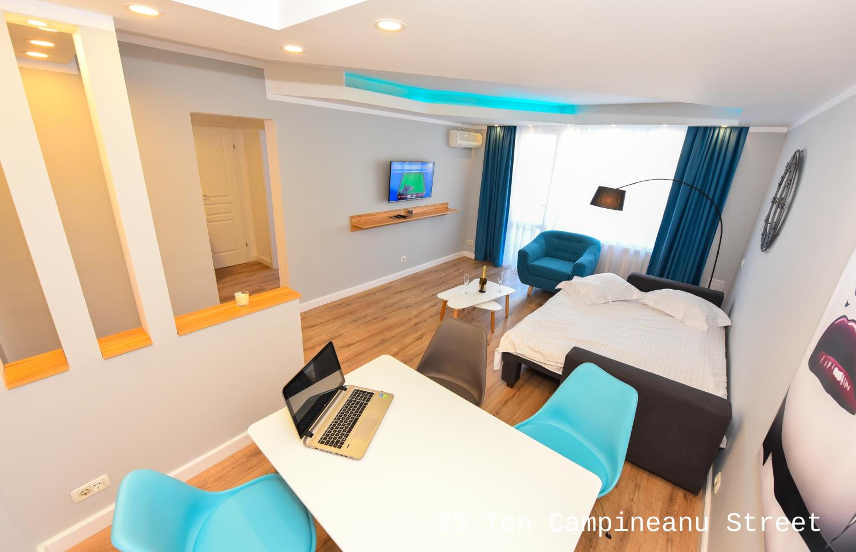 Apartment with Balcony - Photo 3
