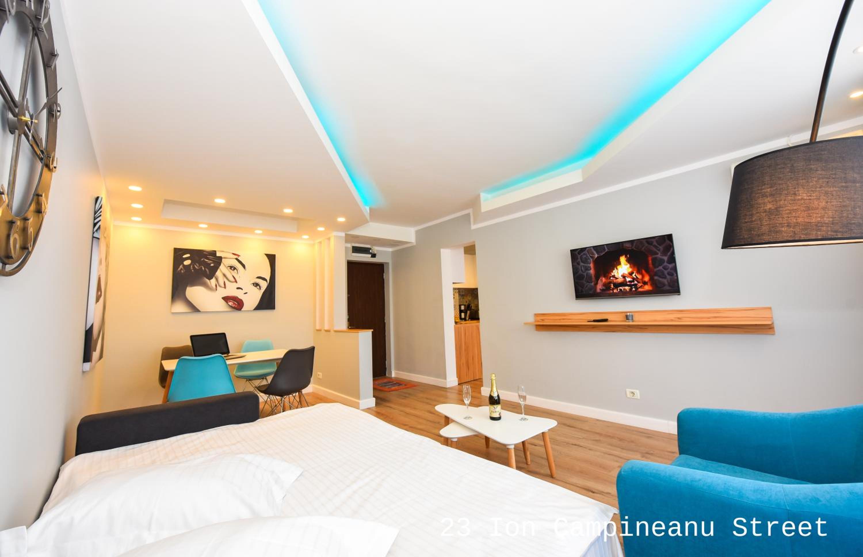 Apartment with Balcony - Photo 2