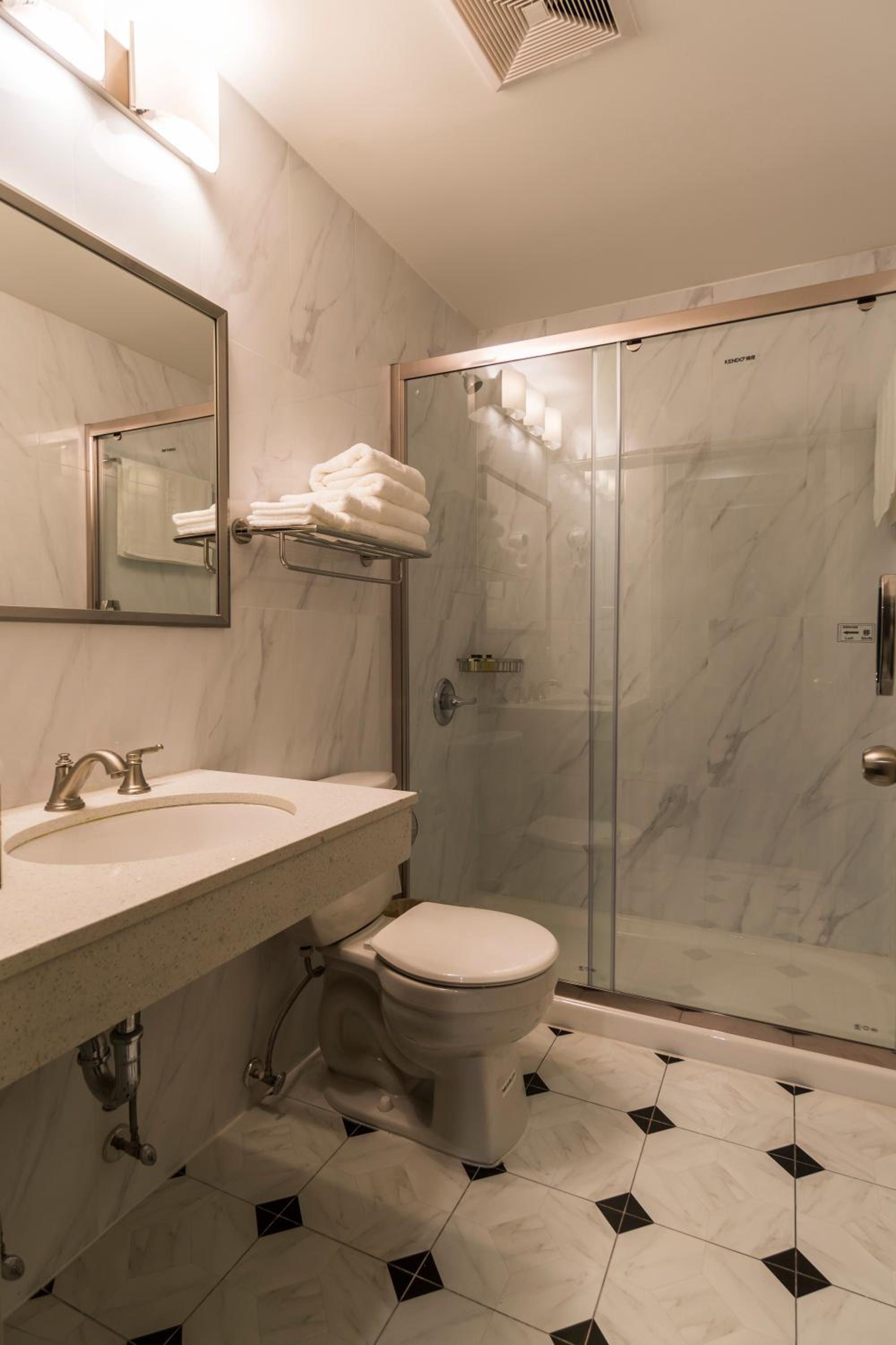 Deluxe Queen Suite photo 3