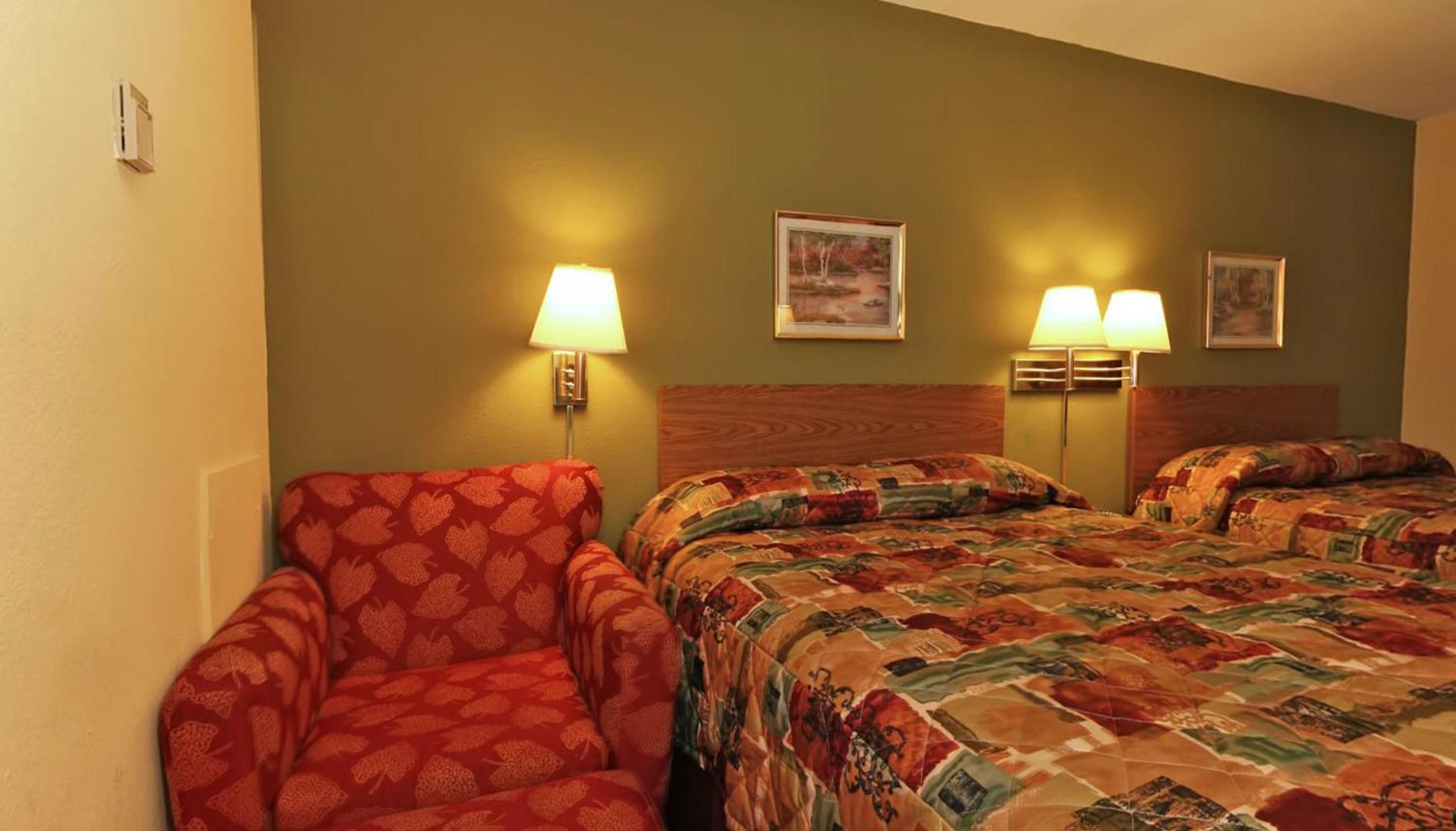 Queen Room with Two Queen Beds - Non-Smoking - Photo 2