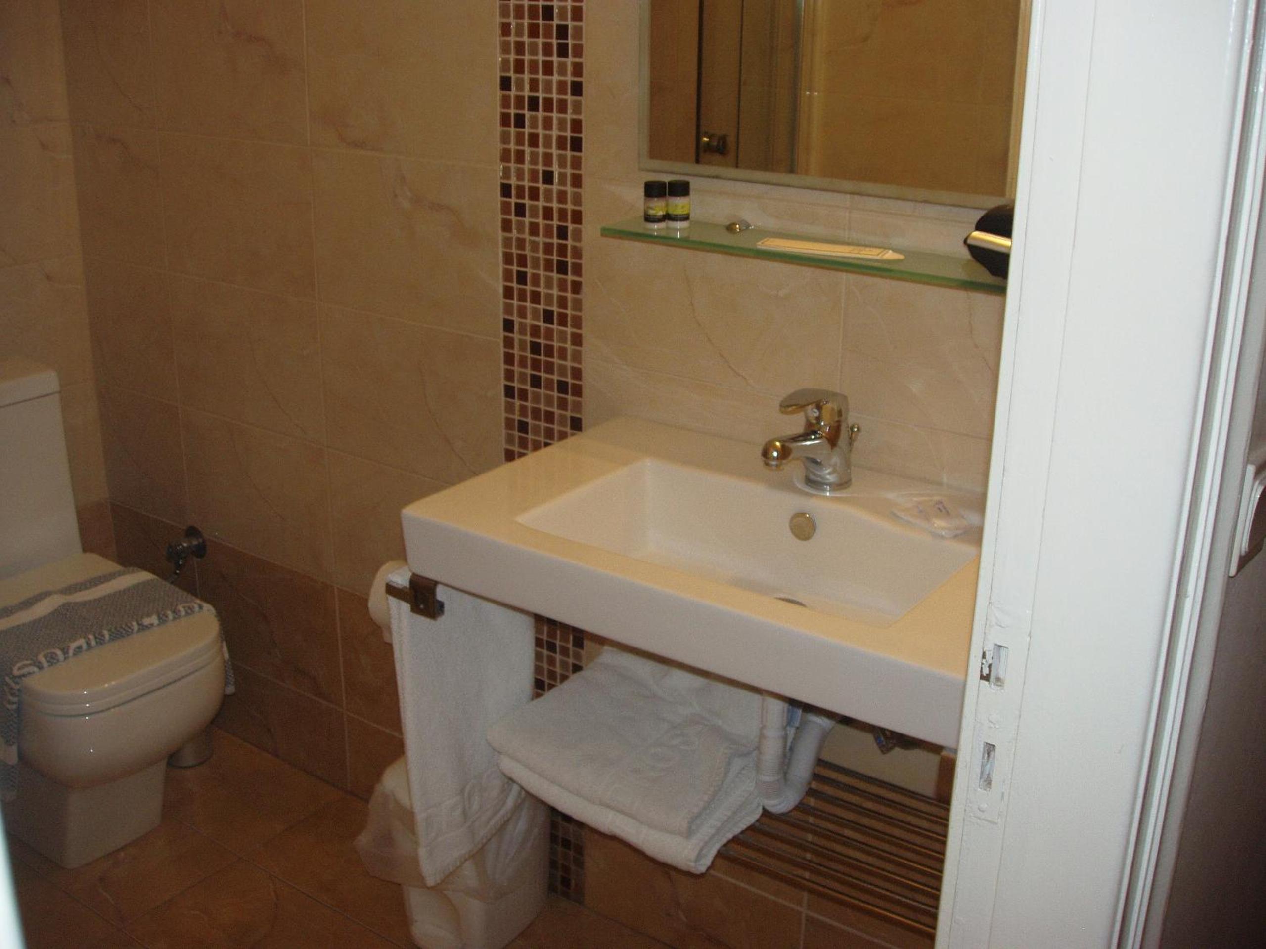 Double or Twin Room - Photo 18