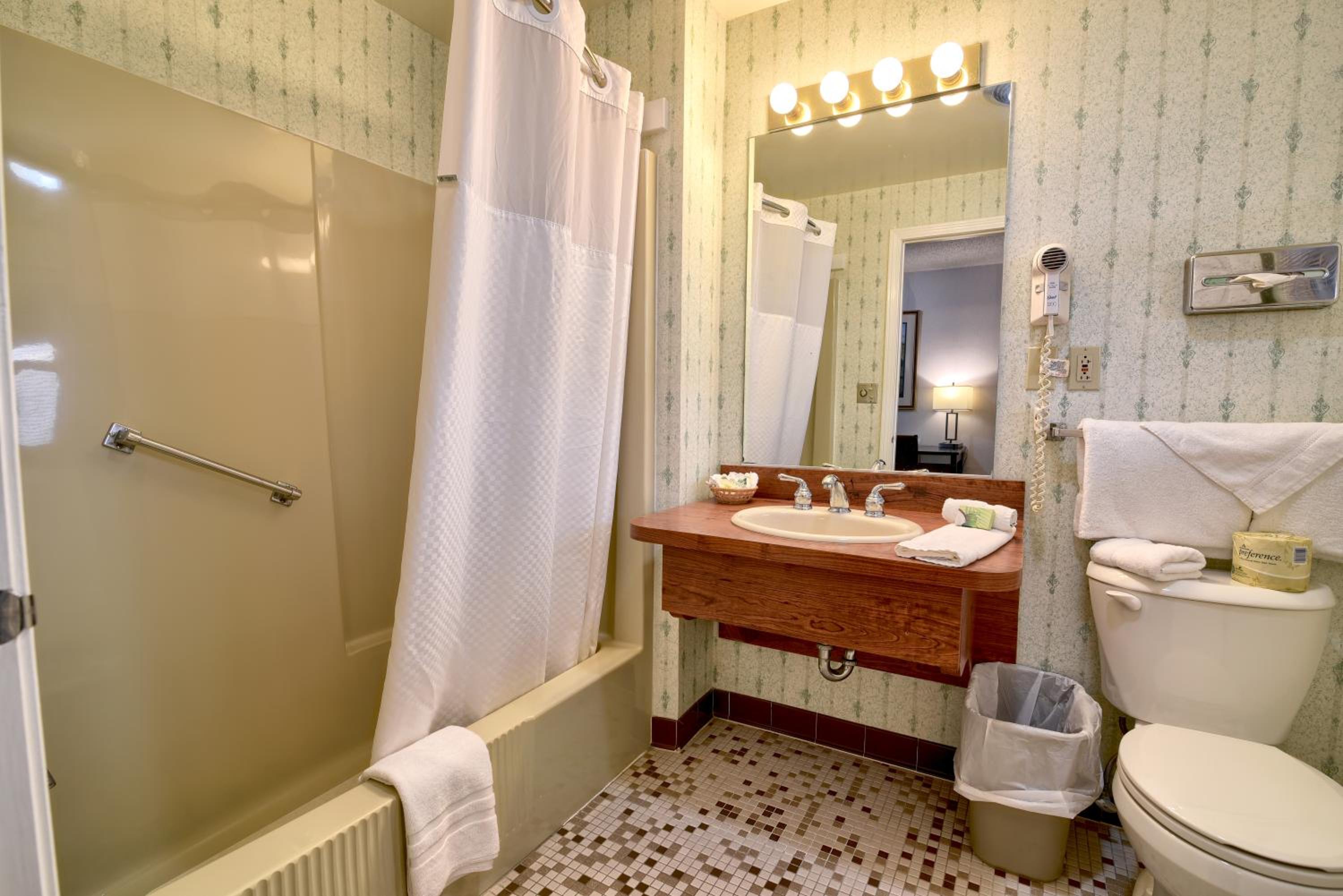 Double Room with Courtside View - Photo 6