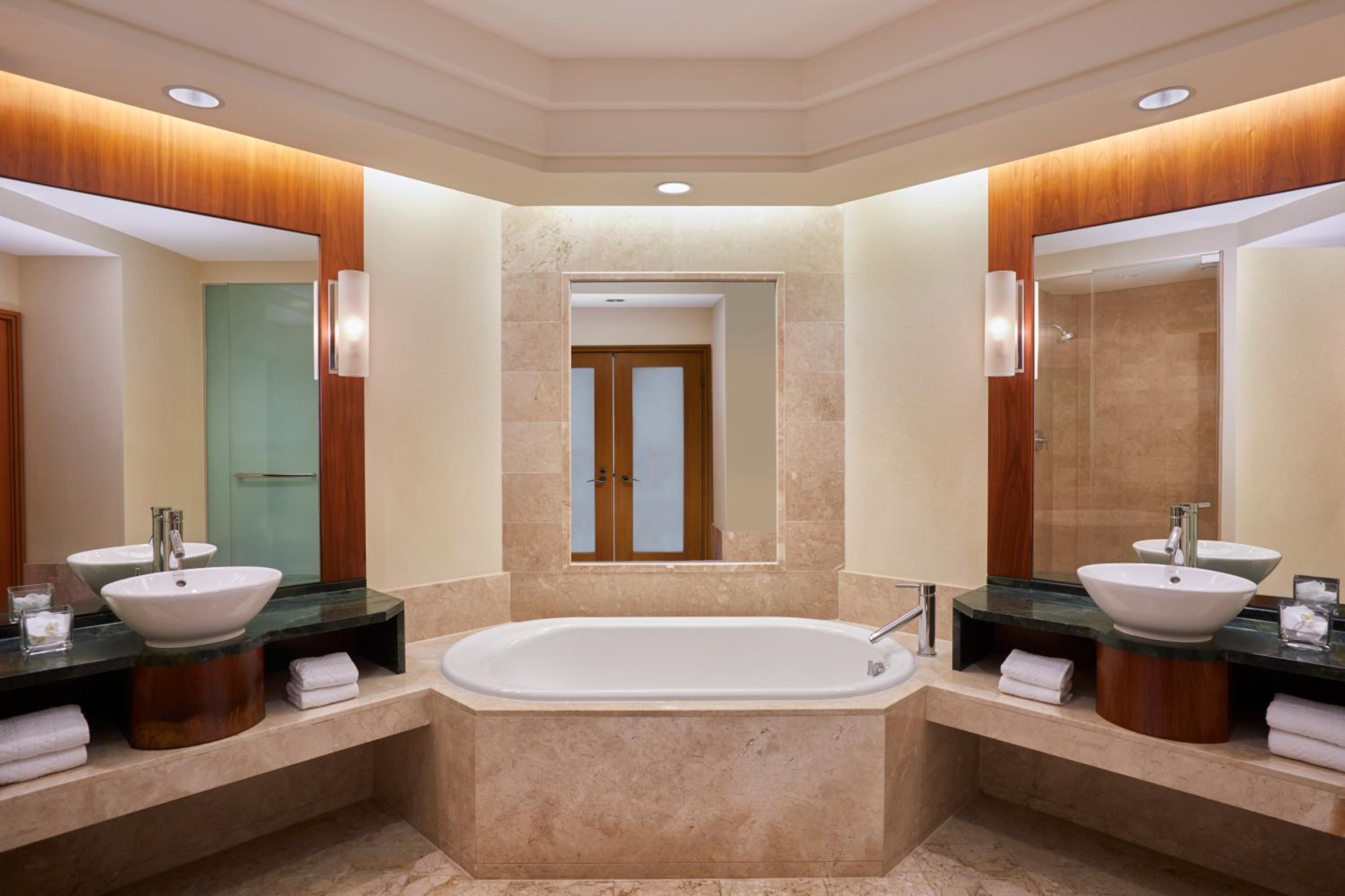 Deluxe Suite with Two Queen Beds (Non Smoking) photo 3