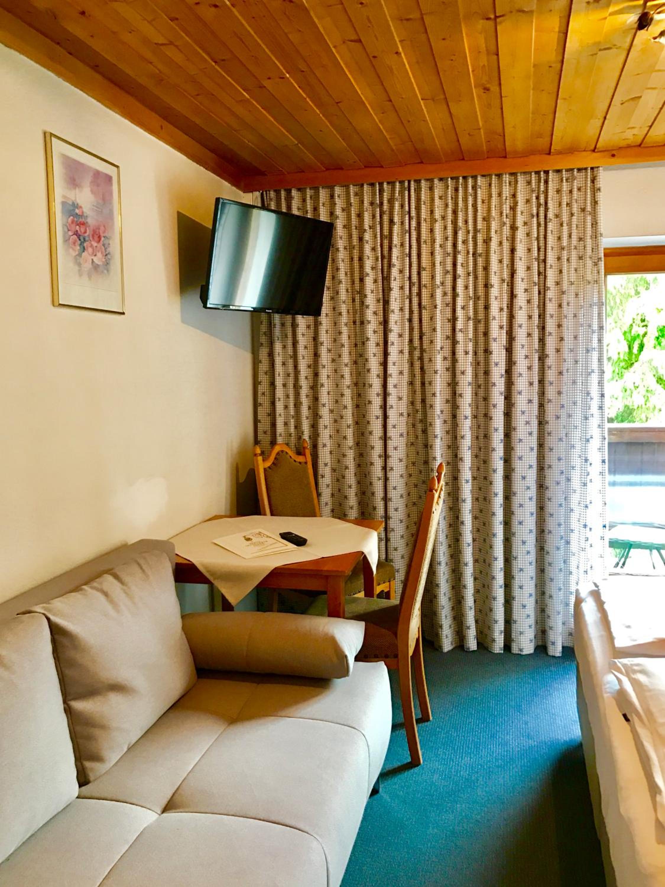 Double Room with Balcony - Photo 19