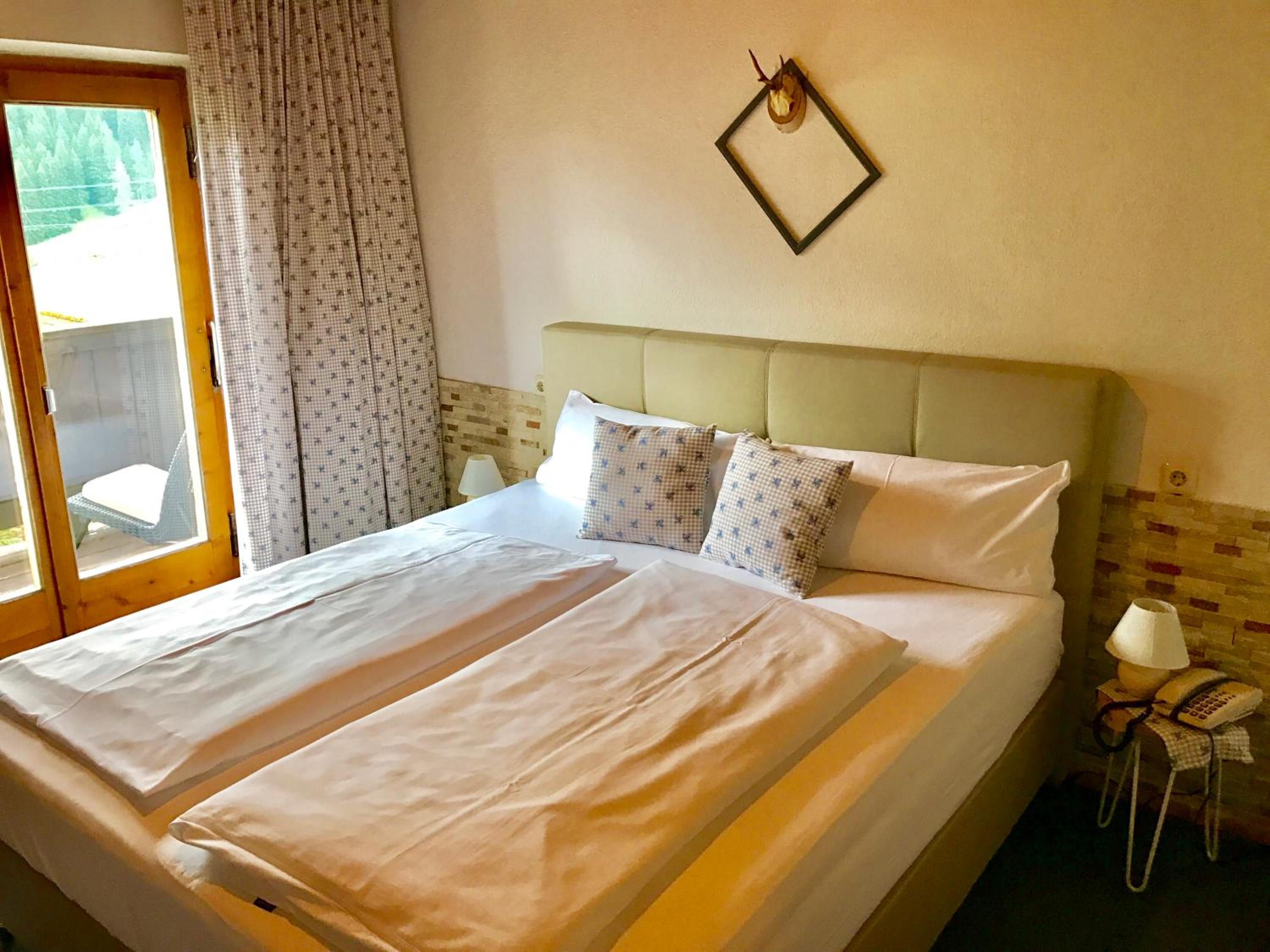 Double Room with Balcony - Photo 9