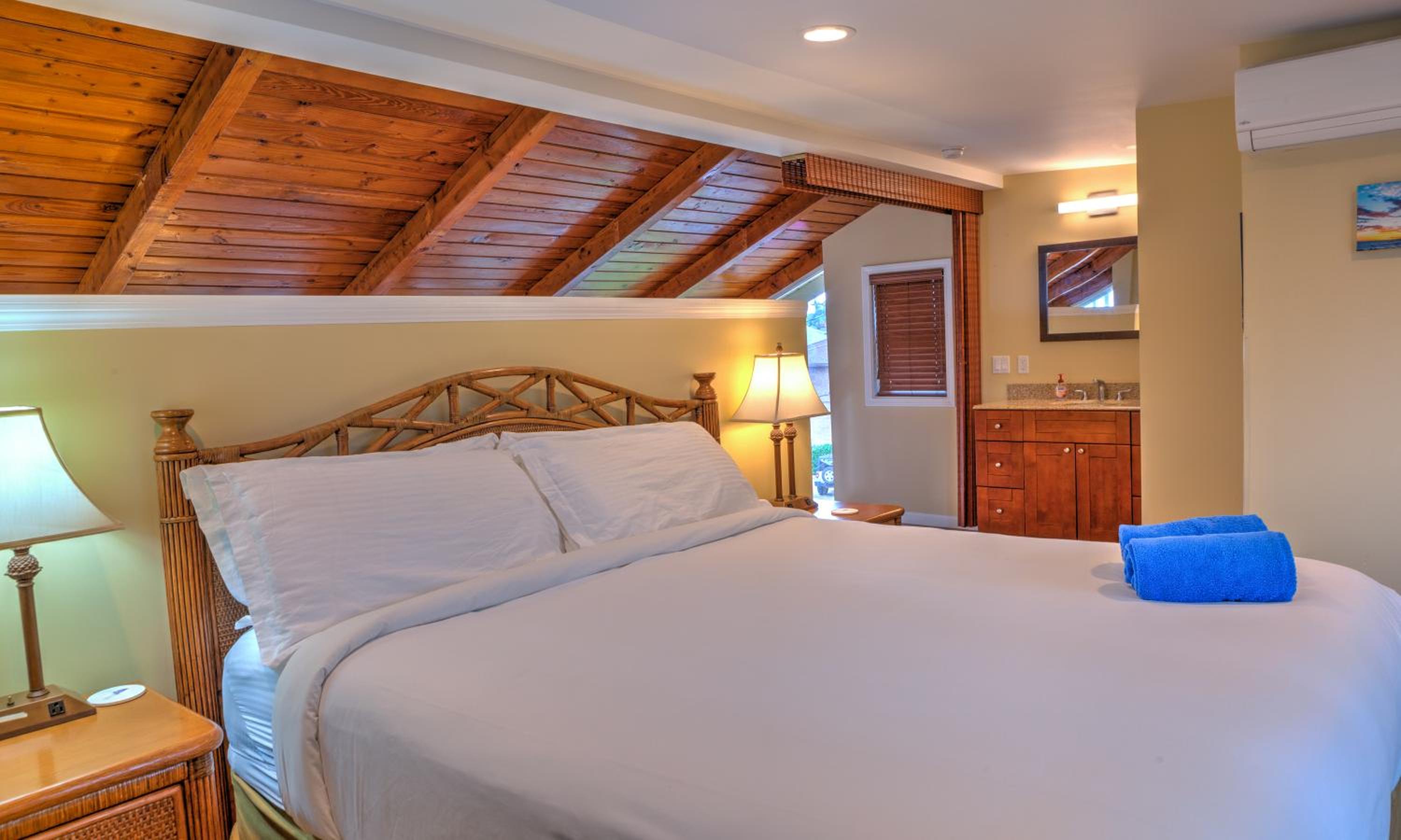 Deluxe Penthouse Suite, 1 King Bed with Kitchen, Garden View - Photo 7