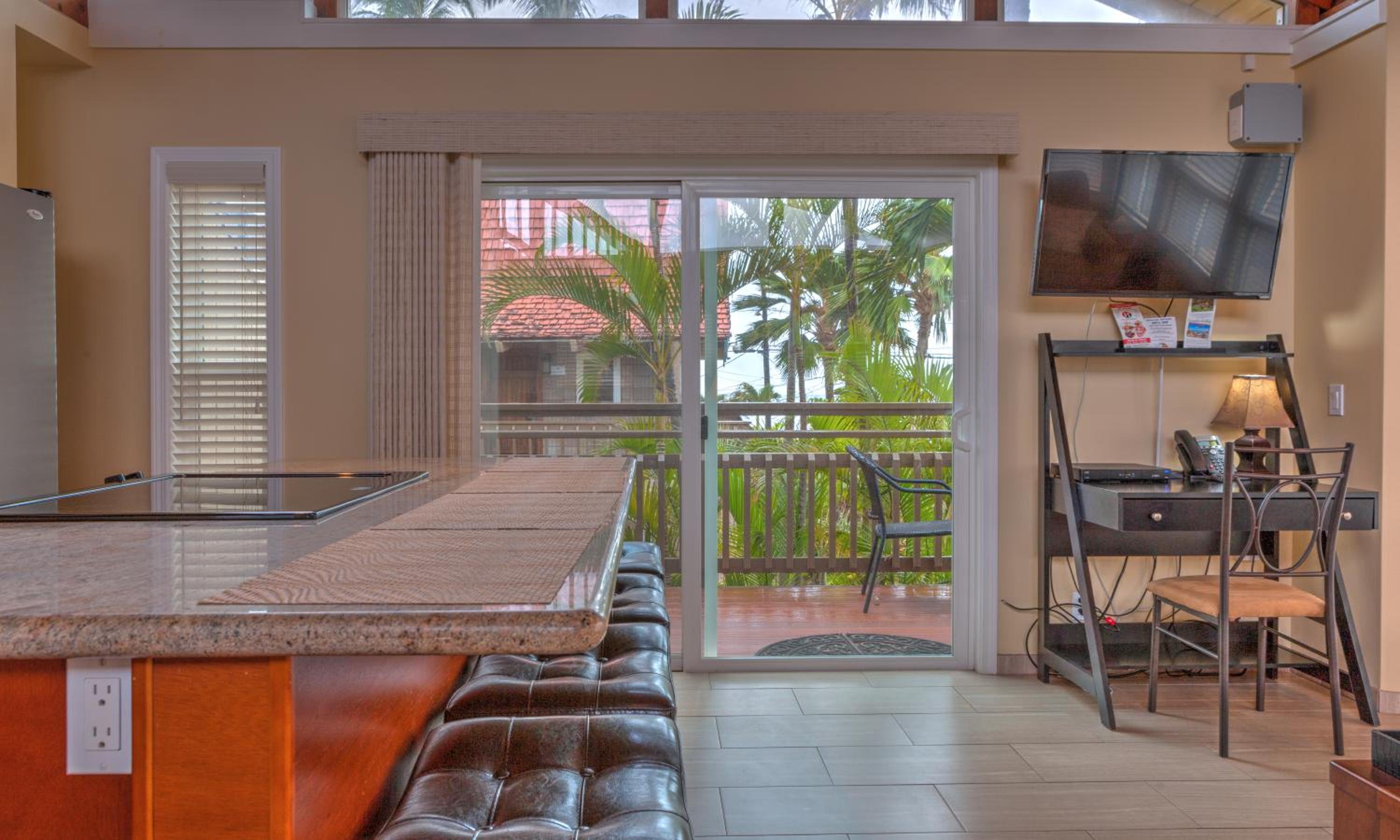 Deluxe Penthouse Suite, 1 King Bed with Kitchen, Garden View - Photo 5