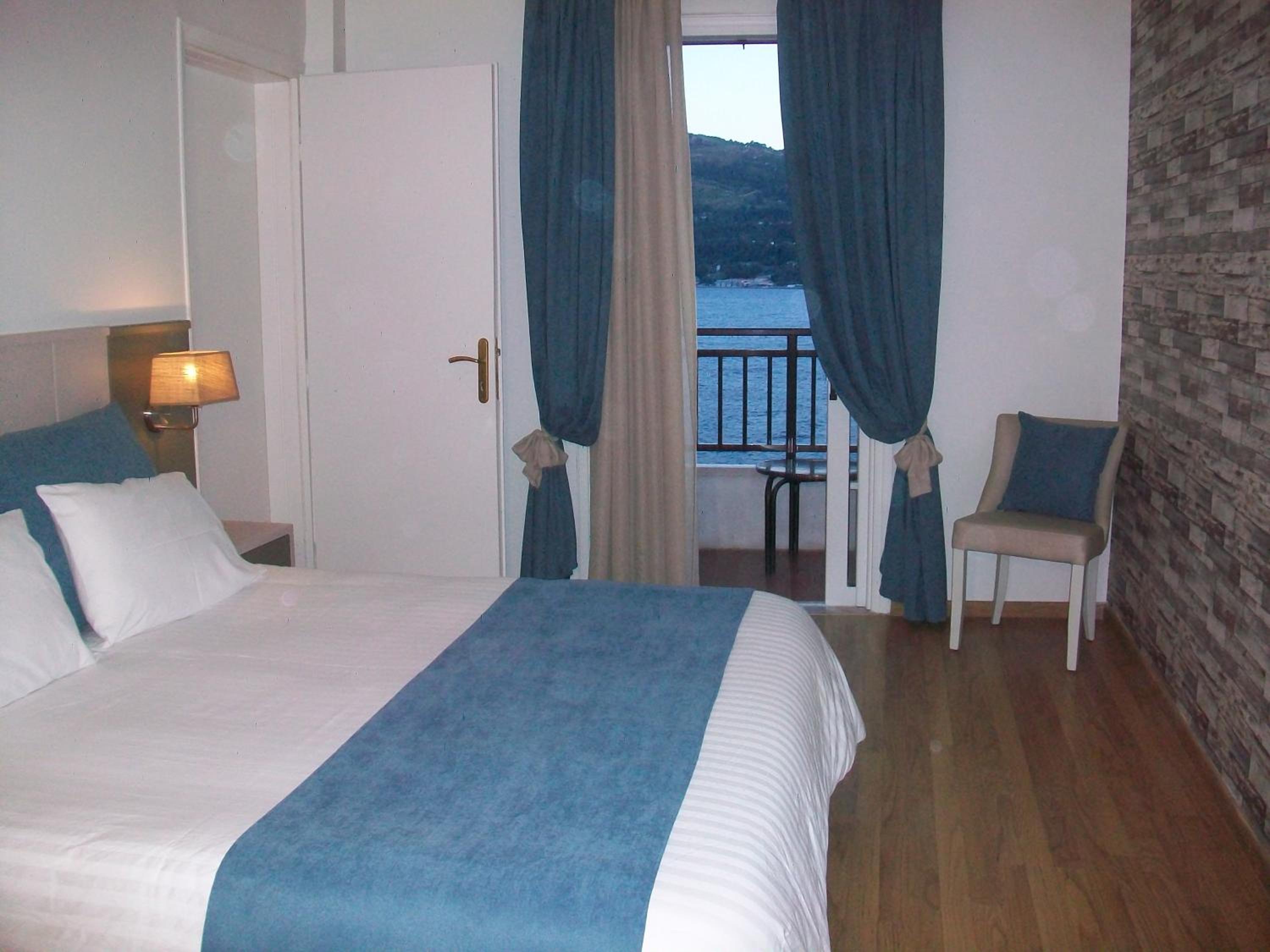 Superior Double Room with Hydromassage Shower - Sea Front 3rd floor - Photo 1